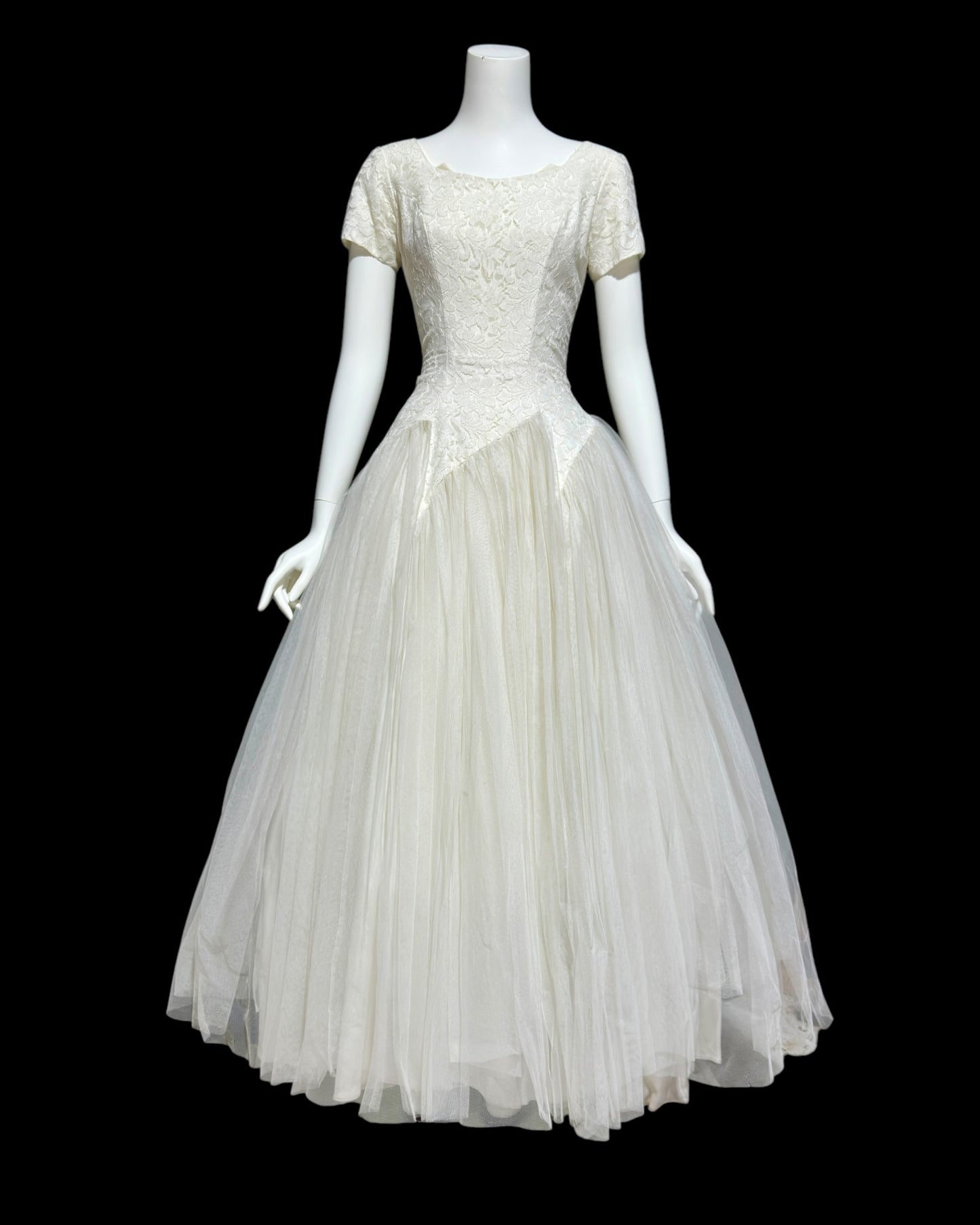 1950s vintage wedding dress, white tulle and lace cupcake full length bridal ball gown with full skirt