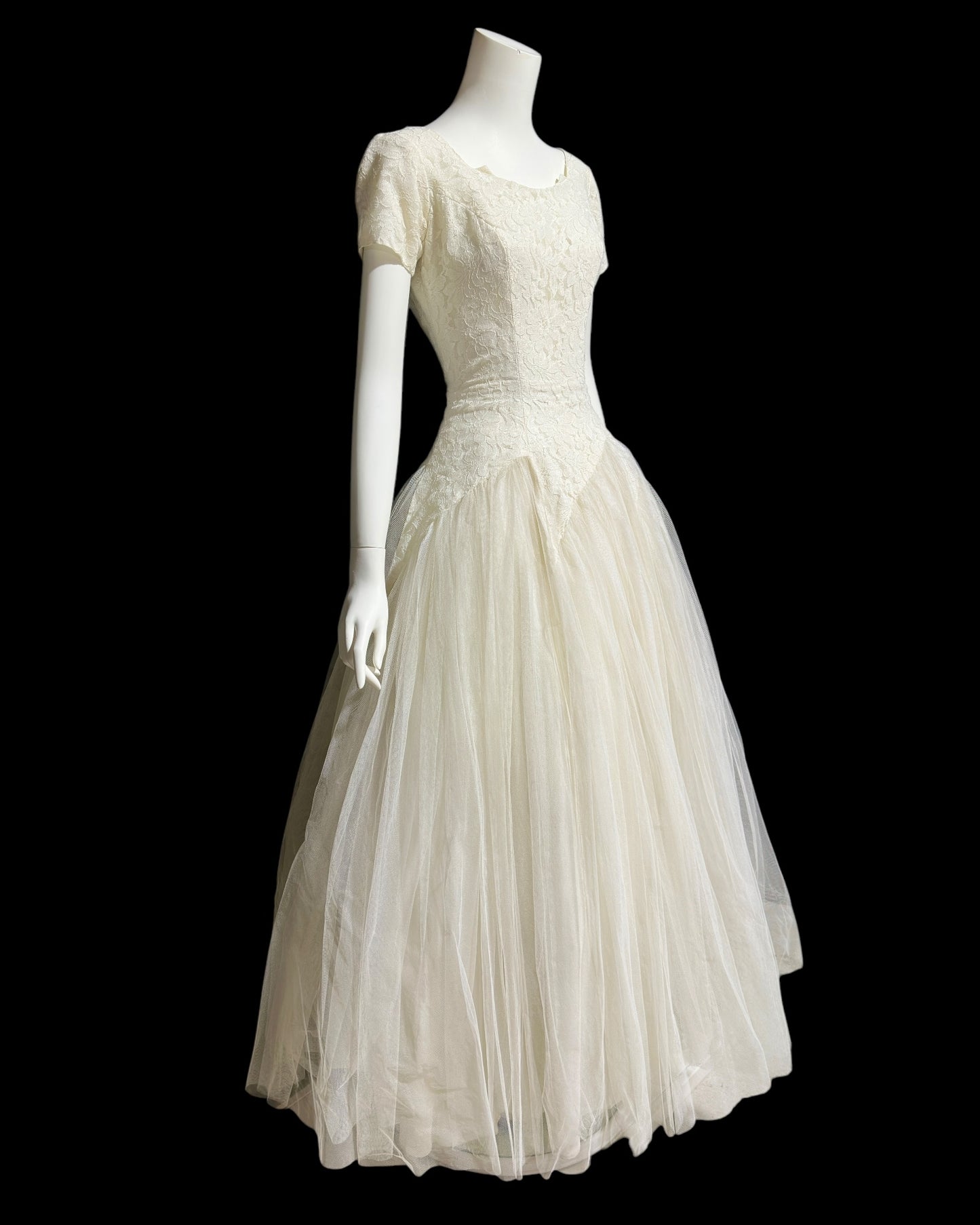 1950s vintage wedding dress, white tulle and lace cupcake full length bridal ball gown with full skirt