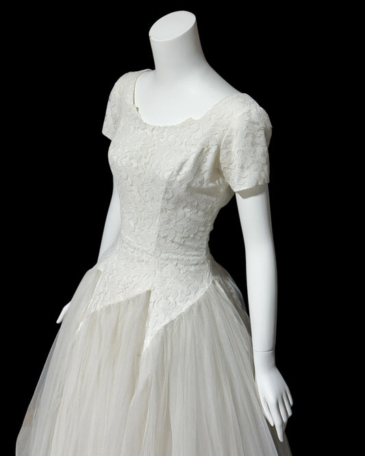 1950s vintage wedding dress, white tulle and lace cupcake full length bridal ball gown with full skirt