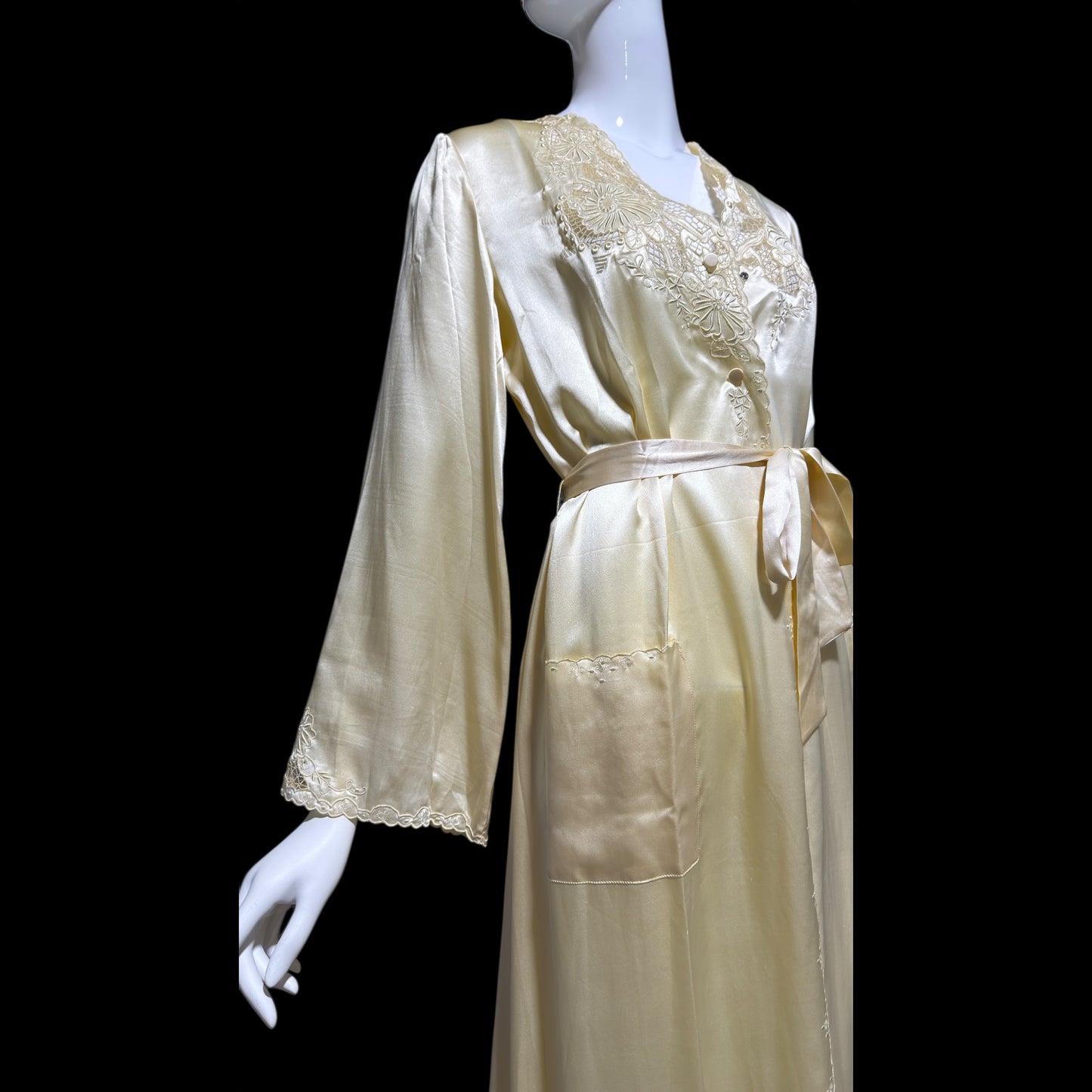 PEONY vintage 1950s dressing gown robe, 100% silk creamy white embroidered robe house coat