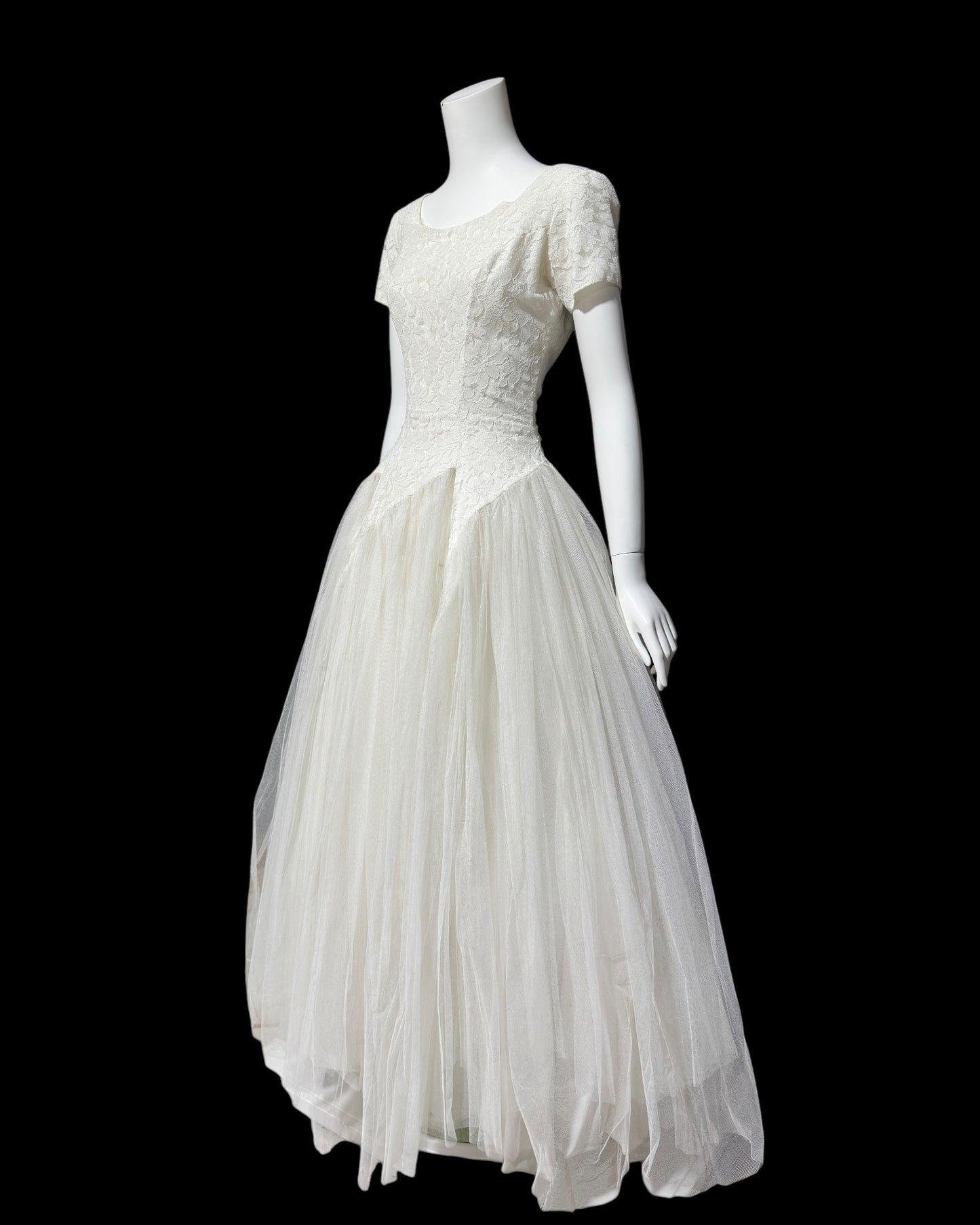 1950s vintage wedding dress, white tulle and lace cupcake full length bridal ball gown with full skirt