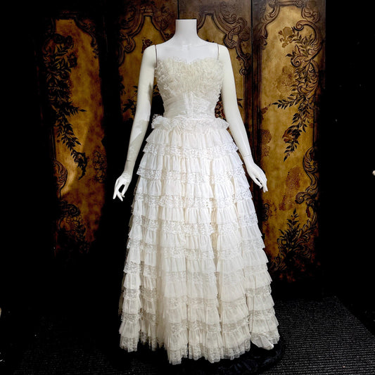1950s vintage wedding gown, White ruffle tiered lace cupcake tulle meringue ball gown