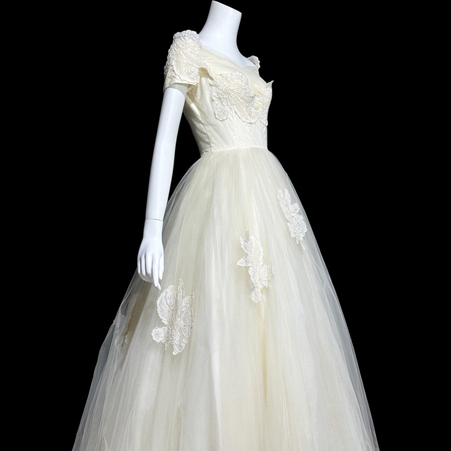 1950s vintage wedding dress, white cupcake tulle and lace full length bridal ball gown