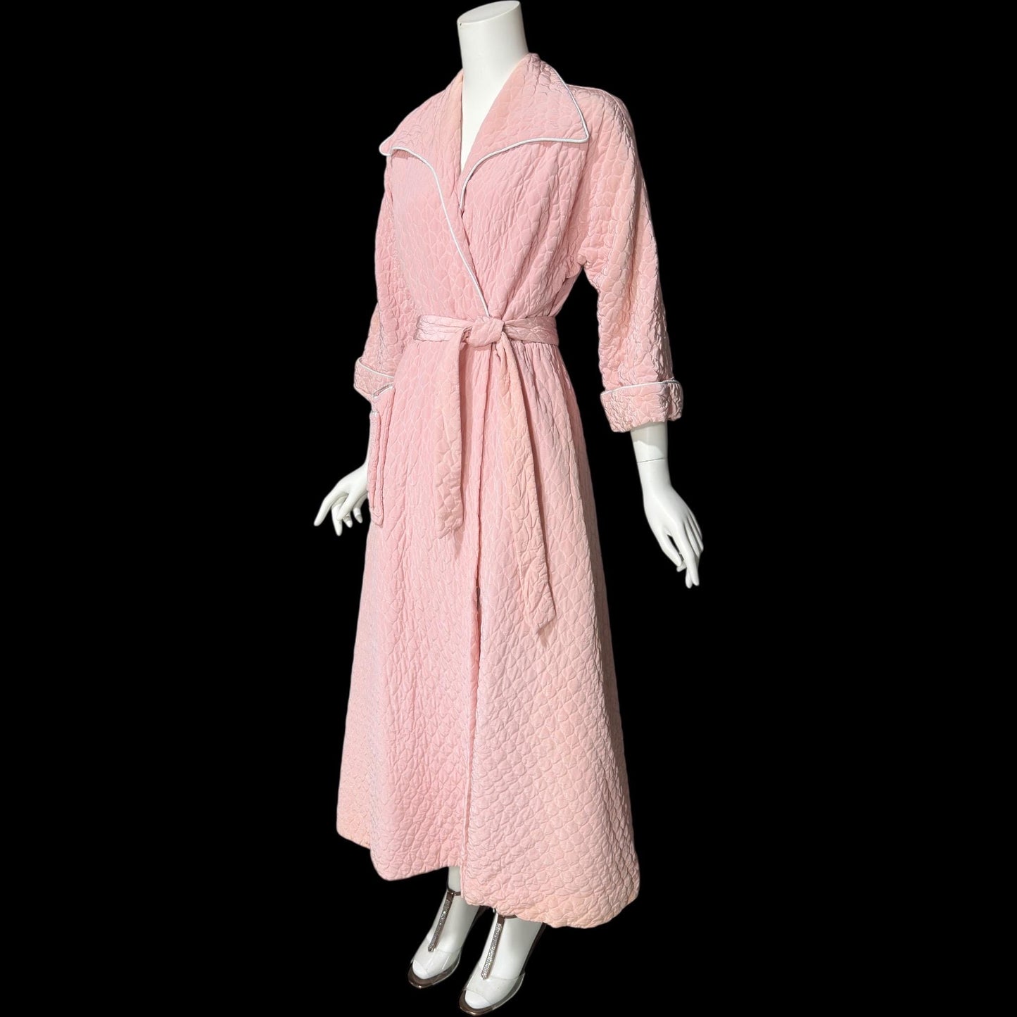 B. COHEN vintage 1940s dressing gown robe, quilted baby pink wrap front housecoat