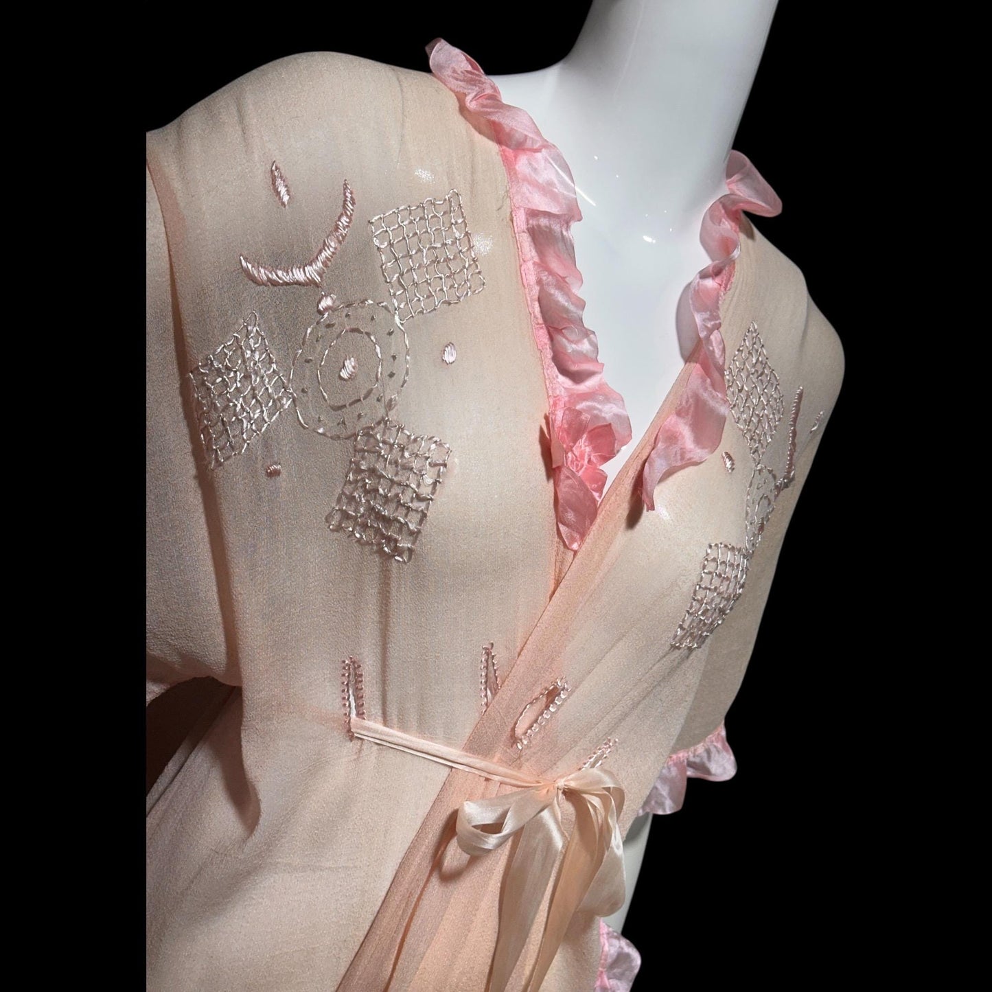 1920s vintage dressing gown robe, Dusty pink cotton gauze muslin with embroidery