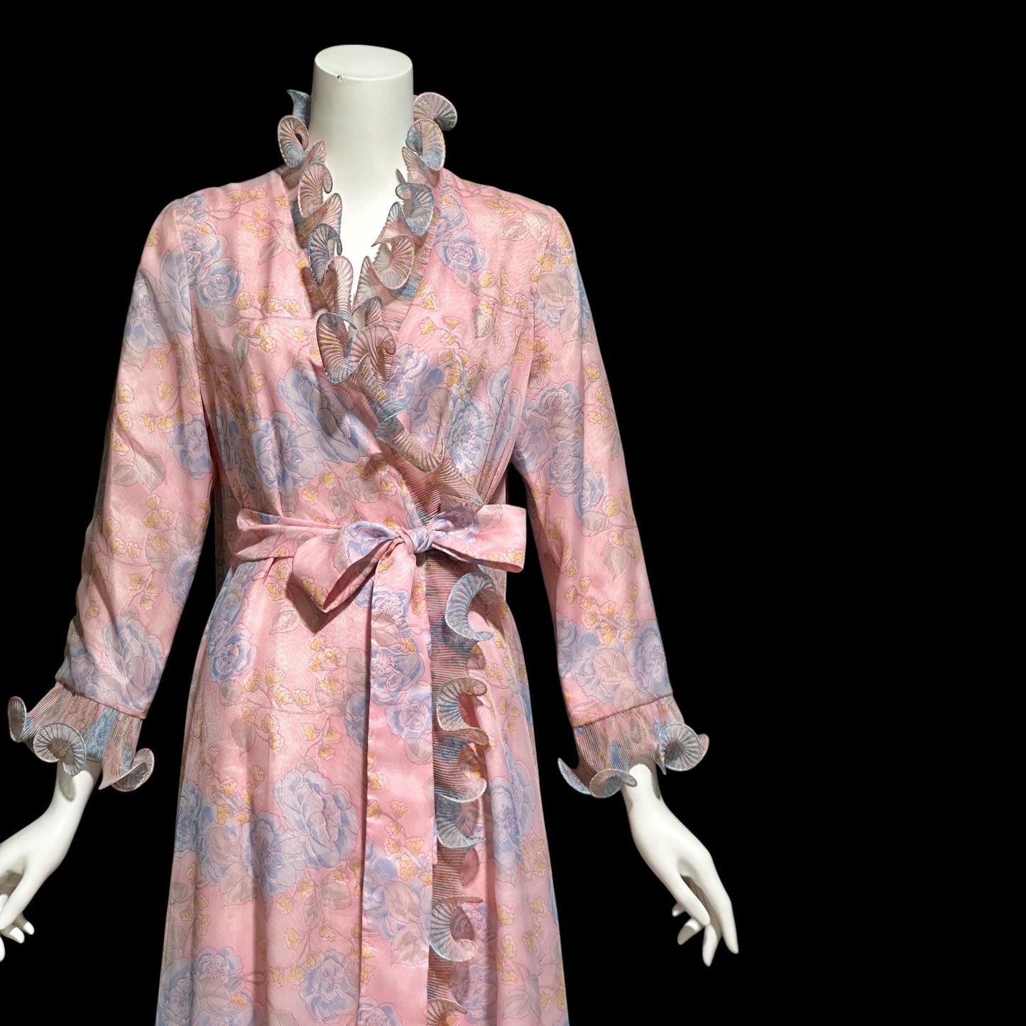 PERFECT NEGLIGEE, vintage 1960s dressing gown, soft pink & blue floral house coat lounging robe