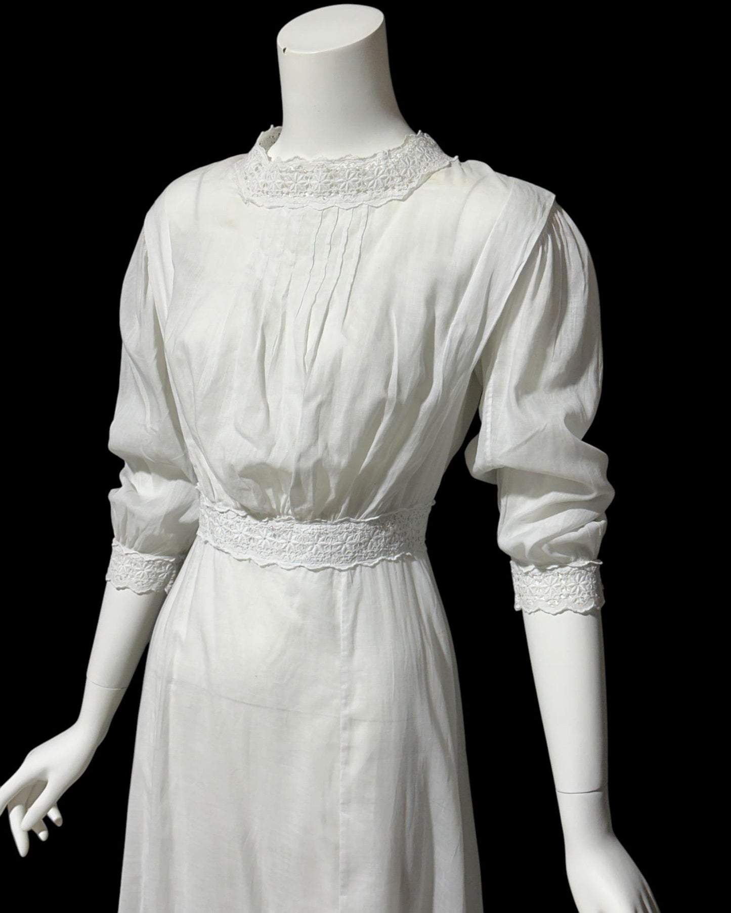 1900s 1910s Antique Edwardian tea gown, white batiste cotton and lace lawn dress