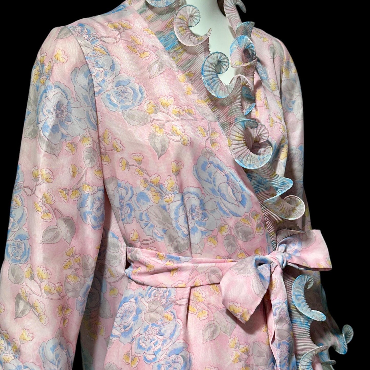 PERFECT NEGLIGEE, vintage 1960s dressing gown, soft pink & blue floral house coat lounging robe