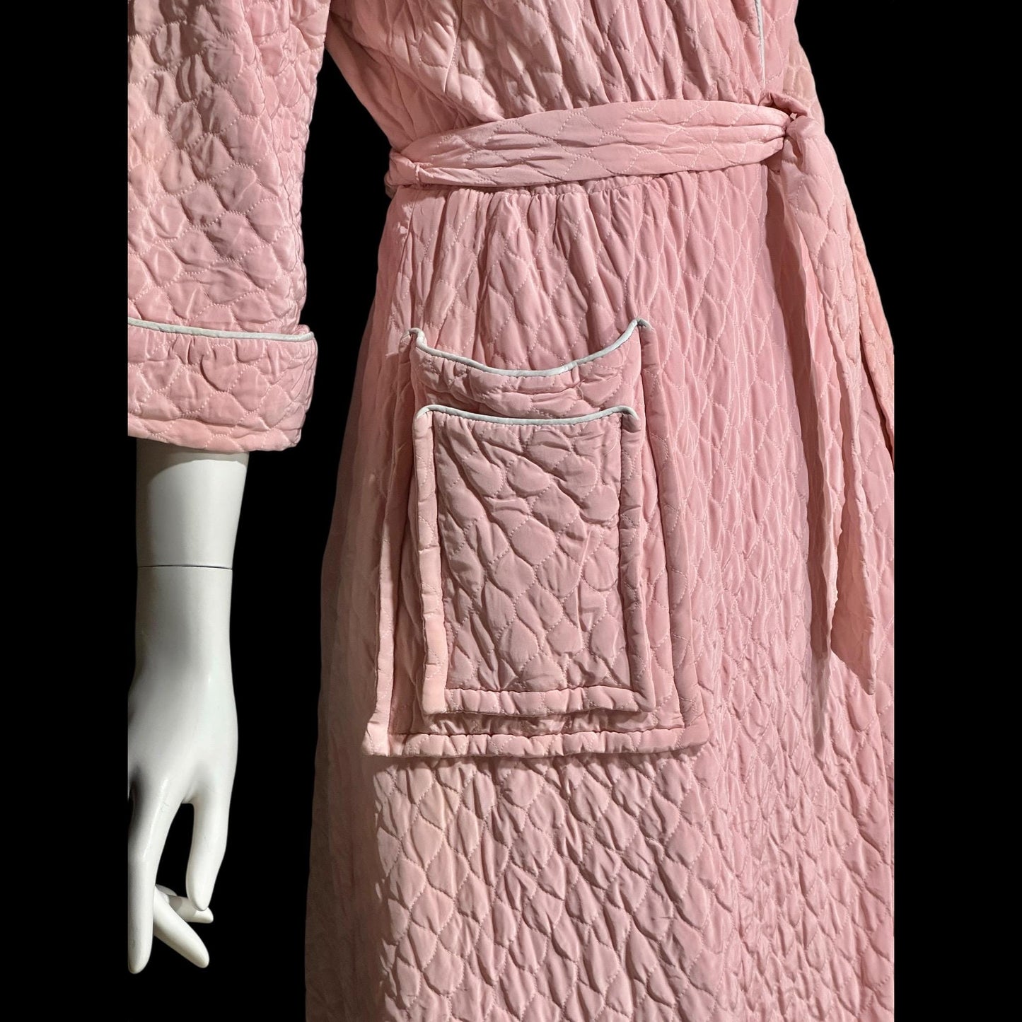 B. COHEN vintage 1940s dressing gown robe, quilted baby pink wrap front housecoat