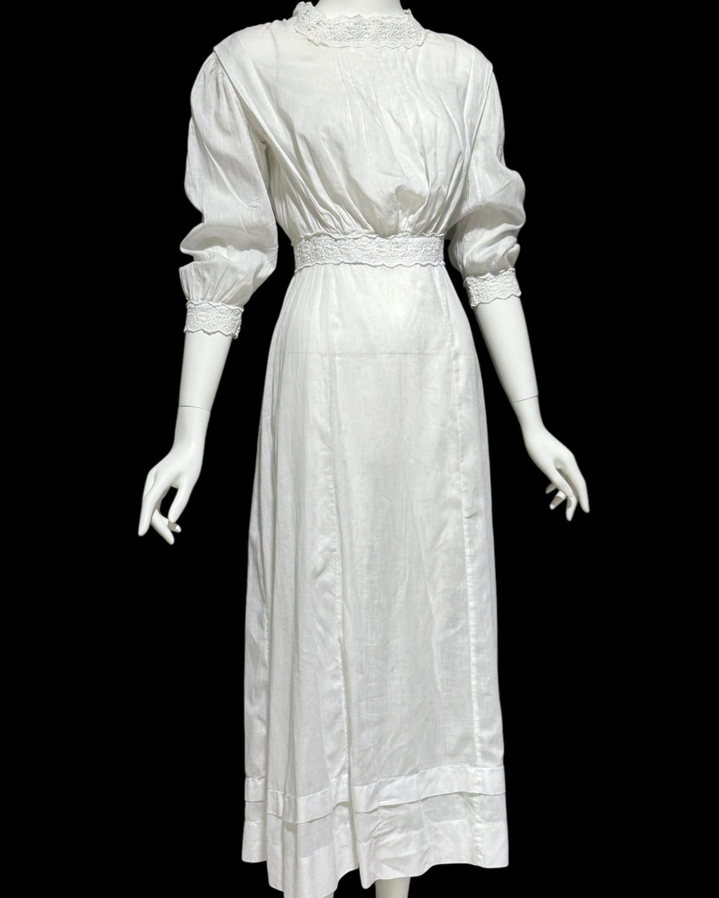 1900s 1910s Antique Edwardian tea gown, white batiste cotton and lace lawn dress