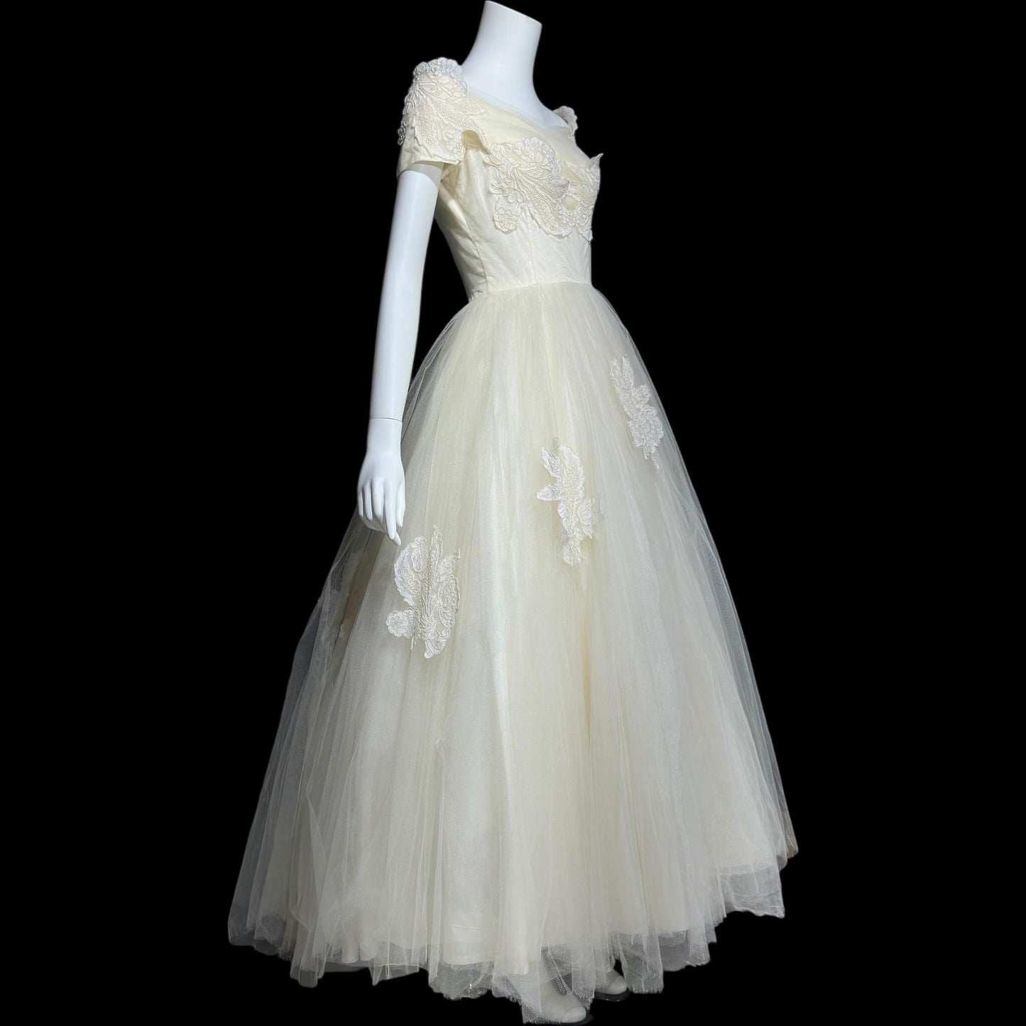 1950s vintage wedding dress, white cupcake tulle and lace full length bridal ball gown