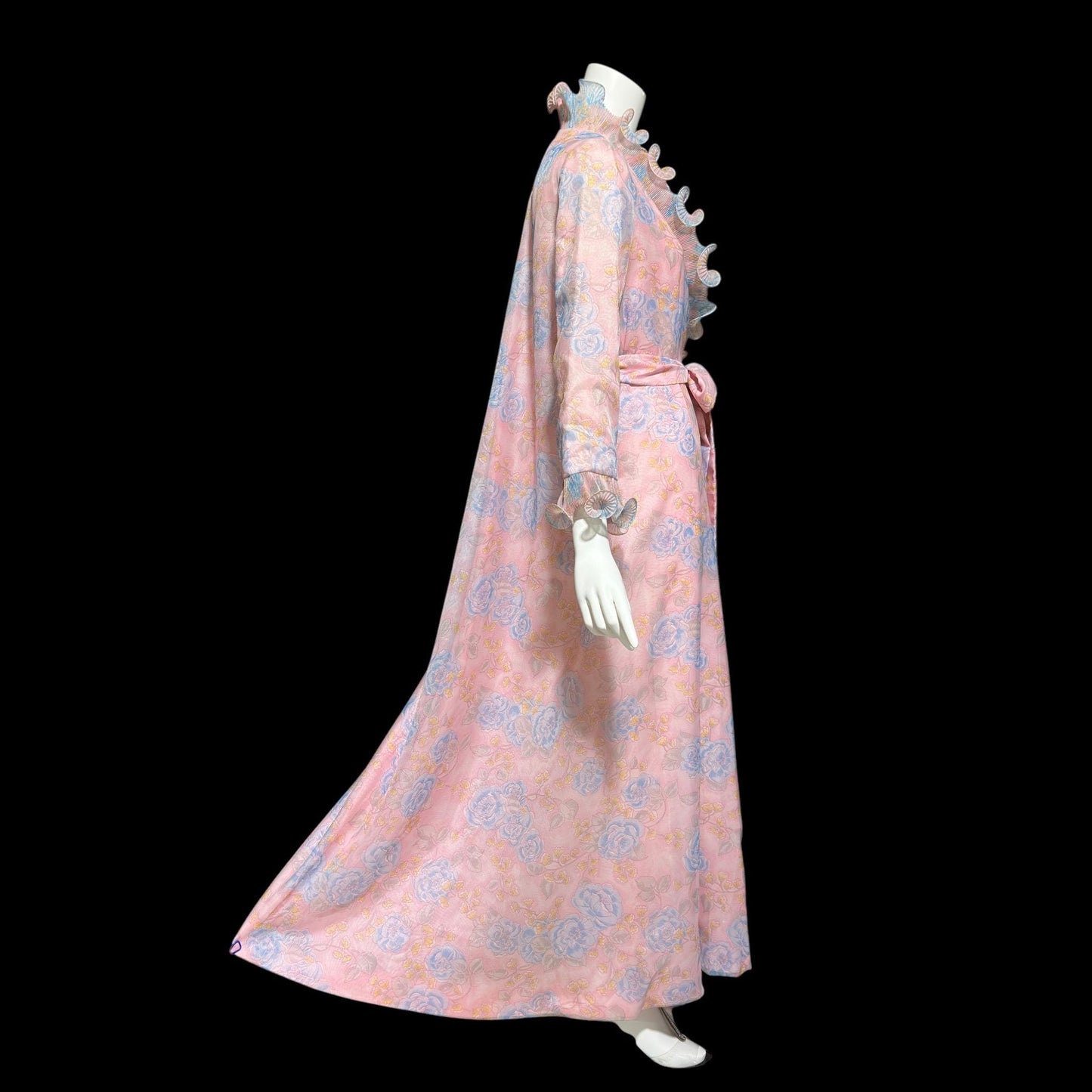 PERFECT NEGLIGEE, vintage 1960s dressing gown, soft pink & blue floral house coat lounging robe