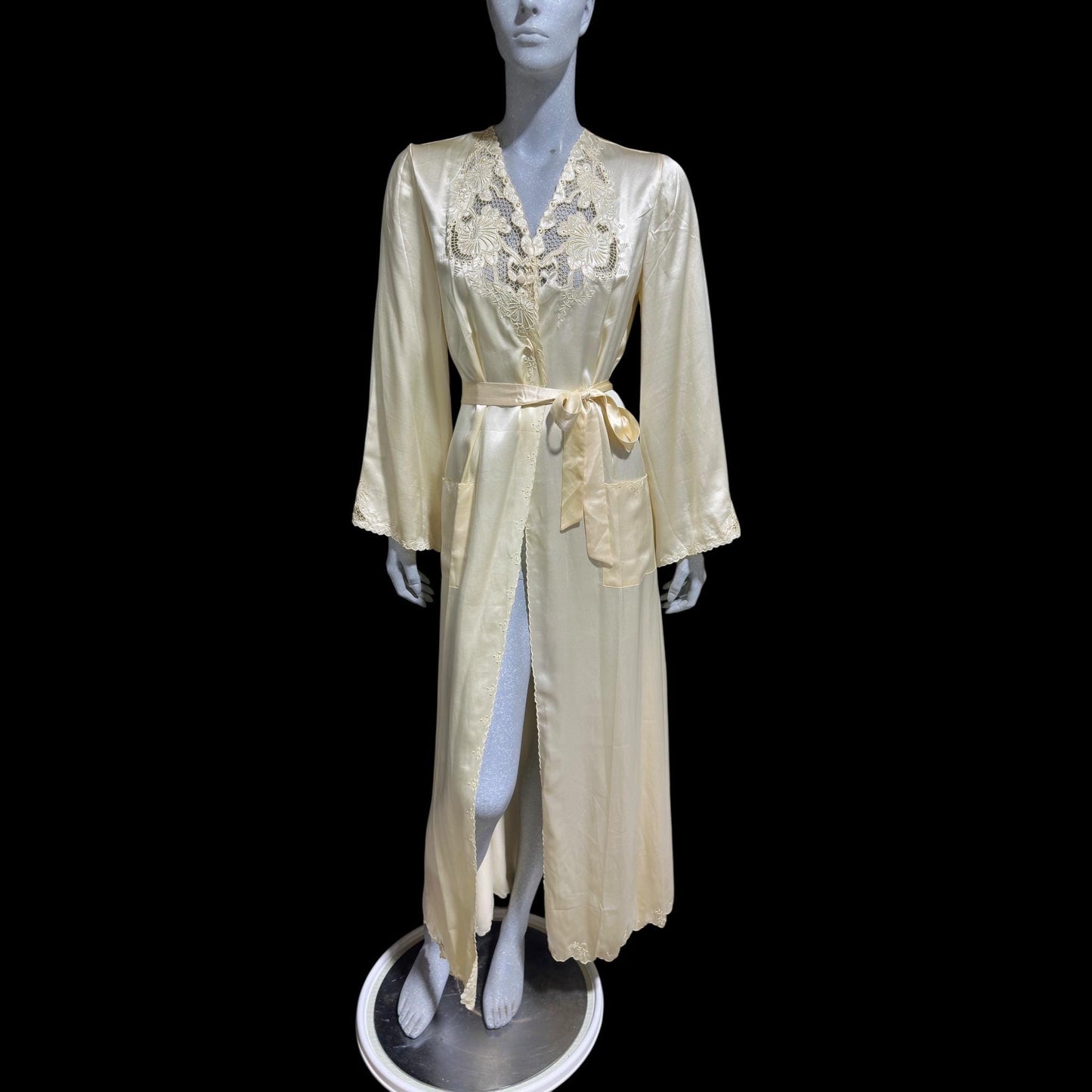 PEONY vintage 1950s dressing gown robe, 100% silk creamy white embroidered robe house coat
