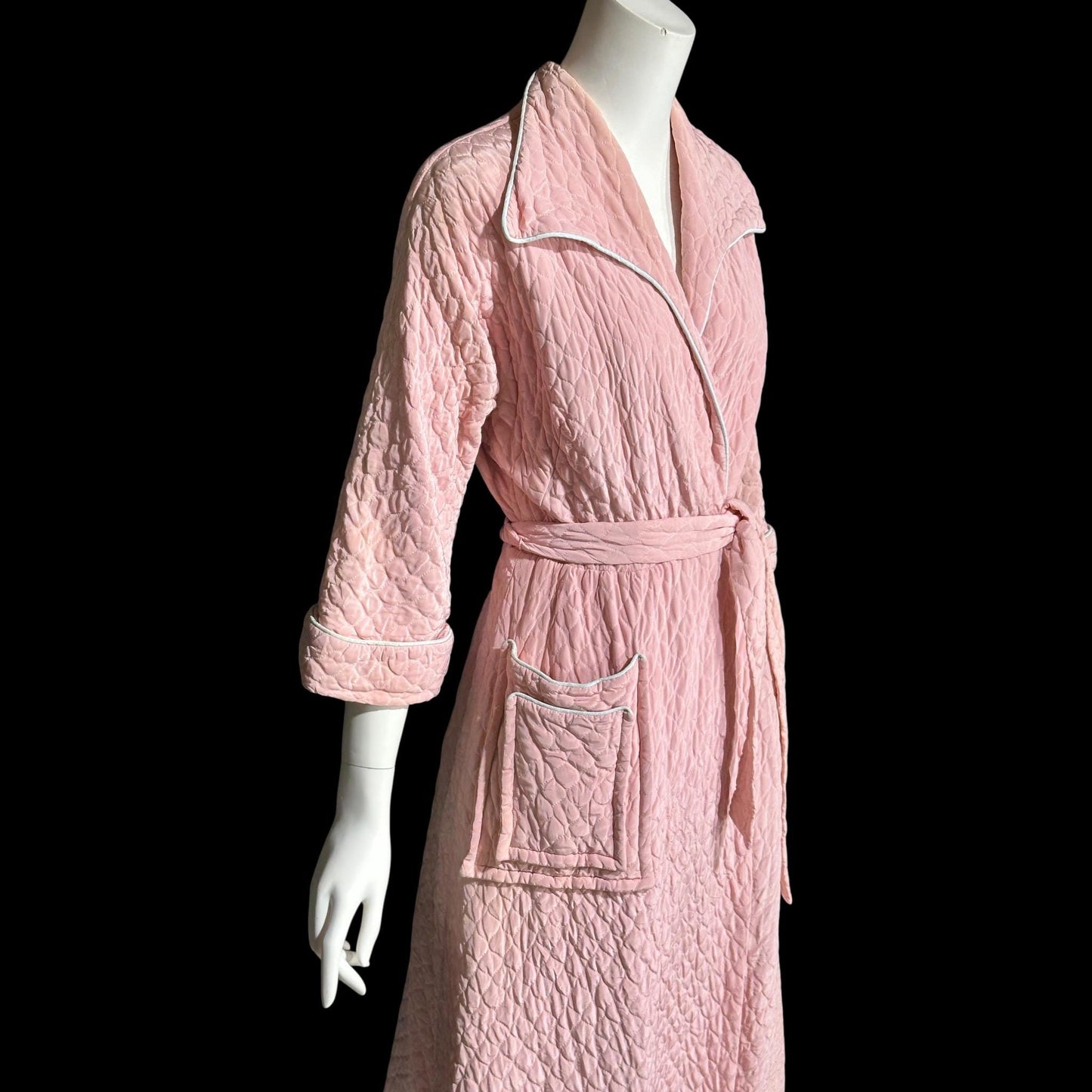 B. COHEN vintage 1940s dressing gown robe, quilted baby pink wrap front housecoat