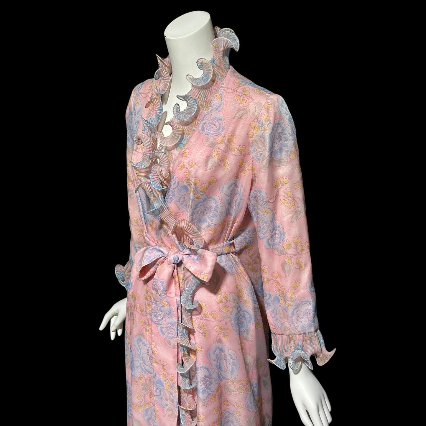 PERFECT NEGLIGEE, vintage 1960s dressing gown, soft pink & blue floral house coat lounging robe