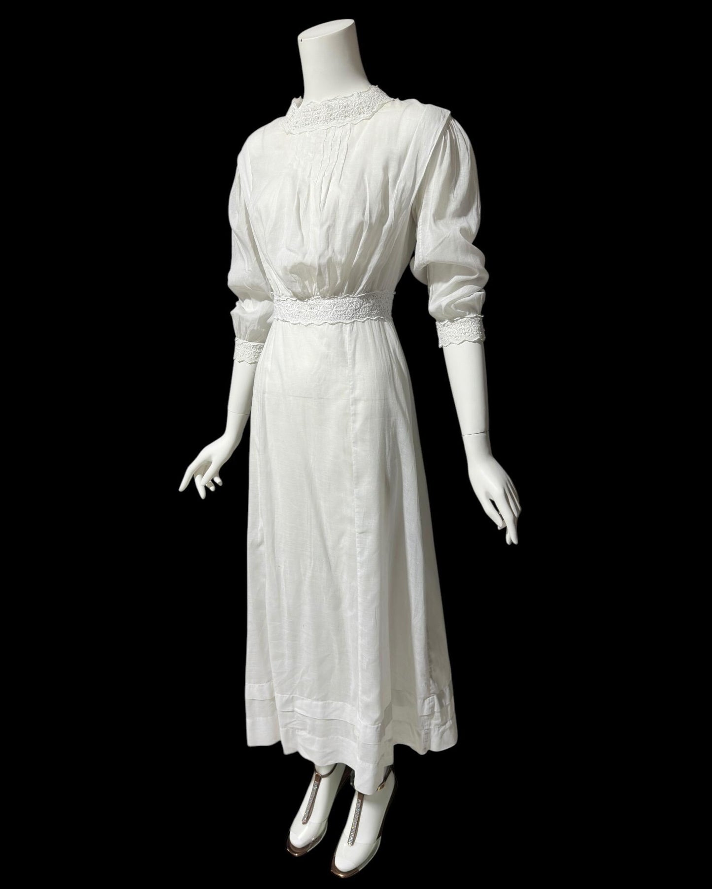1900s 1910s Antique Edwardian tea gown, white batiste cotton and lace lawn dress