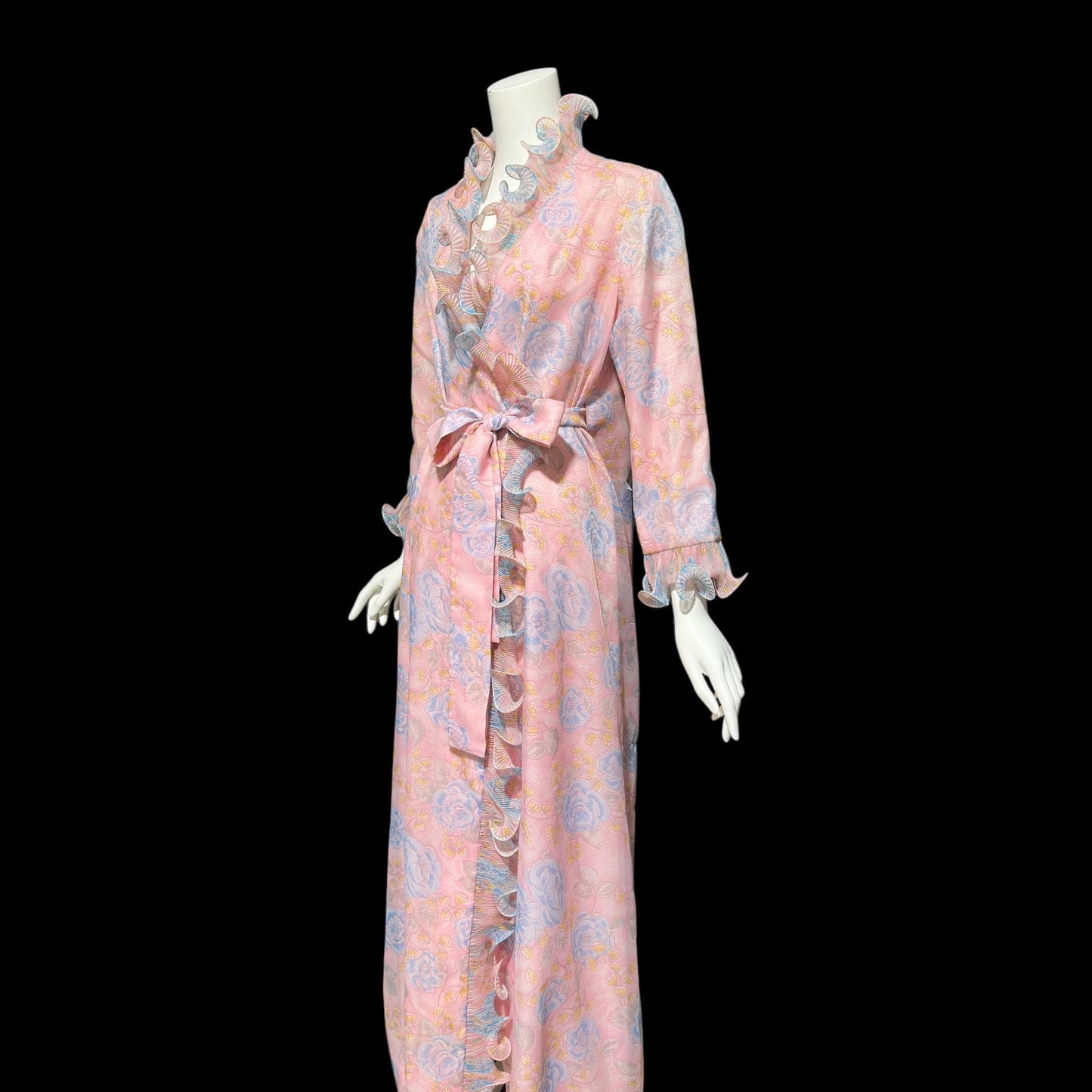 PERFECT NEGLIGEE, vintage 1960s dressing gown, soft pink & blue floral house coat lounging robe