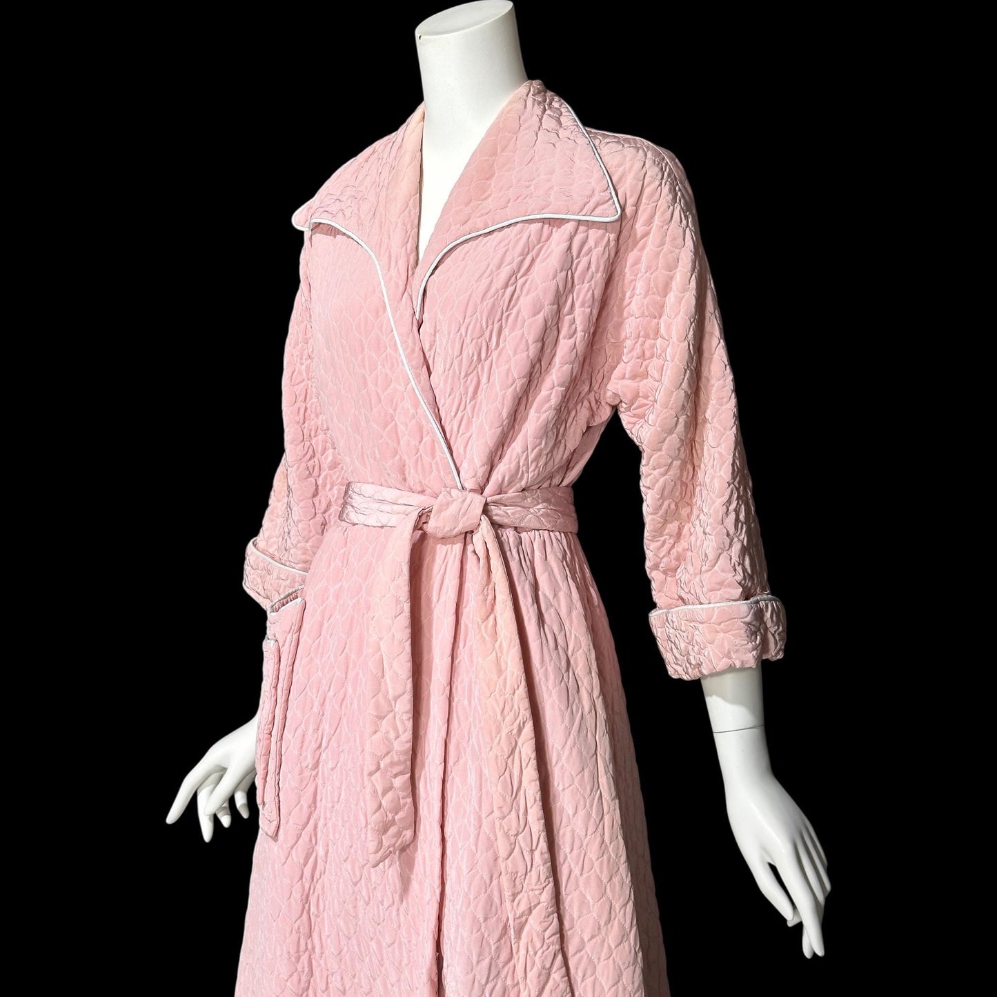 B. COHEN vintage 1940s dressing gown robe, quilted baby pink wrap front housecoat