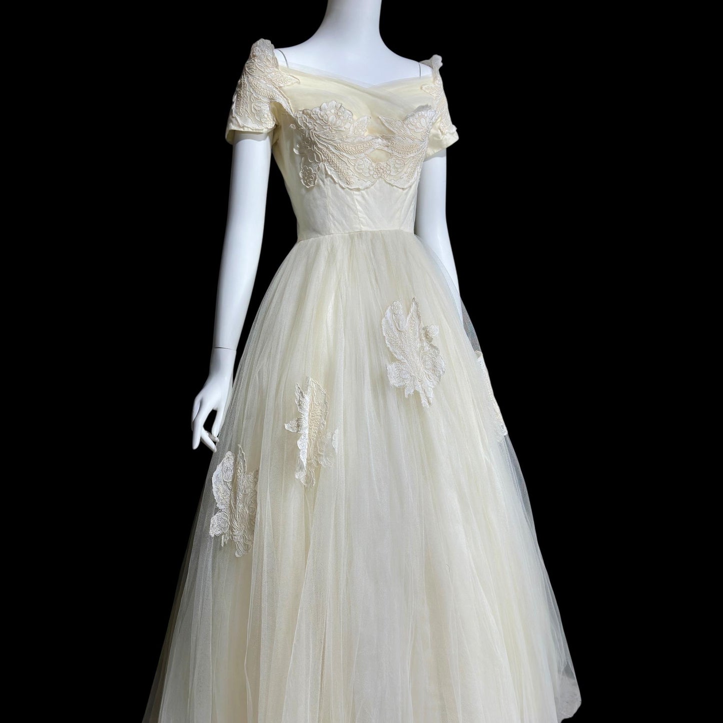 1950s vintage wedding dress, white cupcake tulle and lace full length bridal ball gown