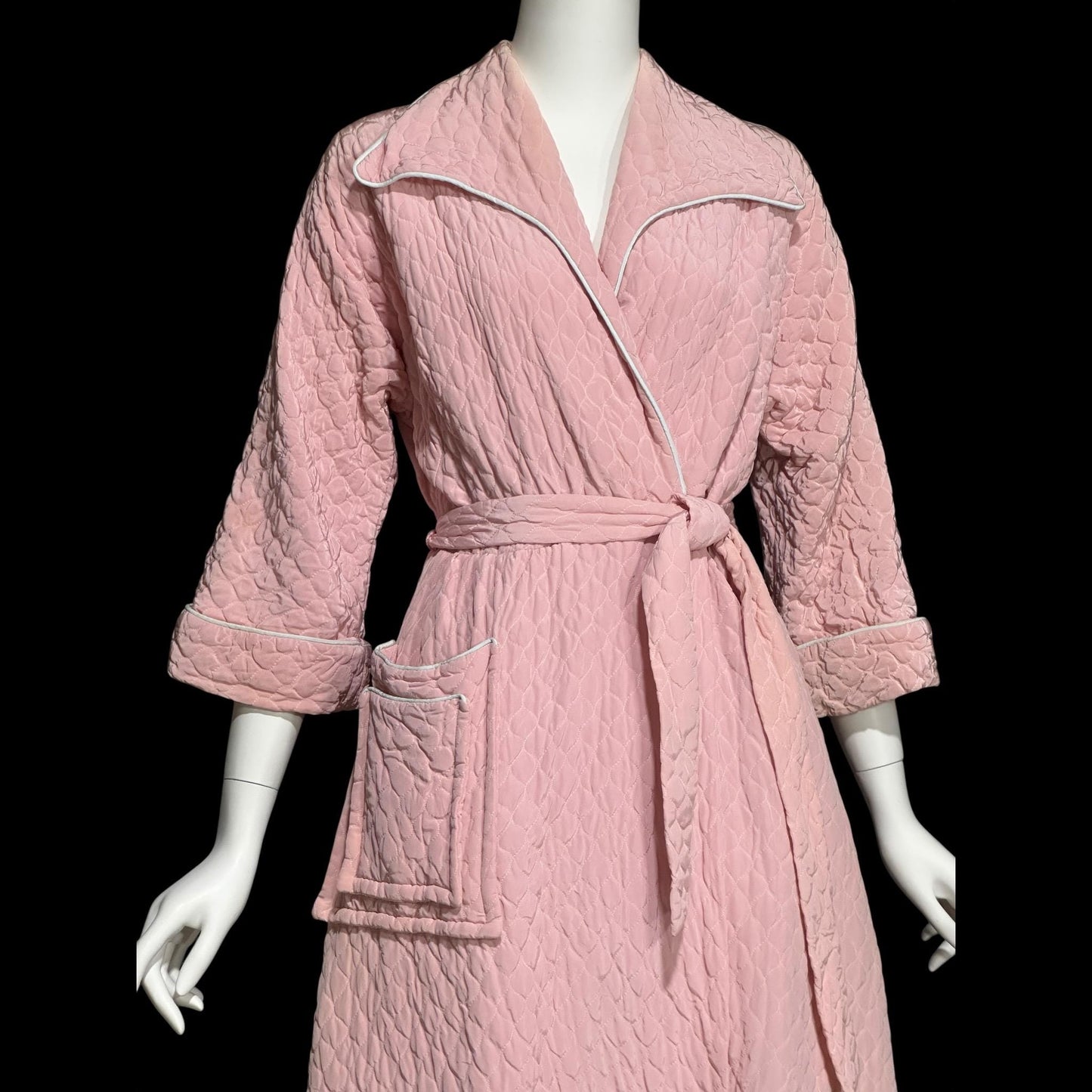 B. COHEN vintage 1940s dressing gown robe, quilted baby pink wrap front housecoat