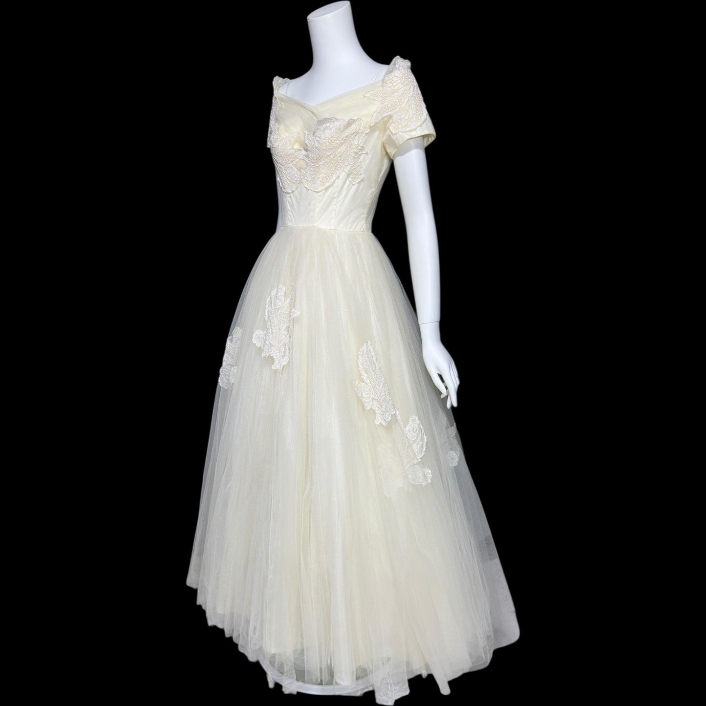 1950s vintage wedding dress, white cupcake tulle and lace full length bridal ball gown