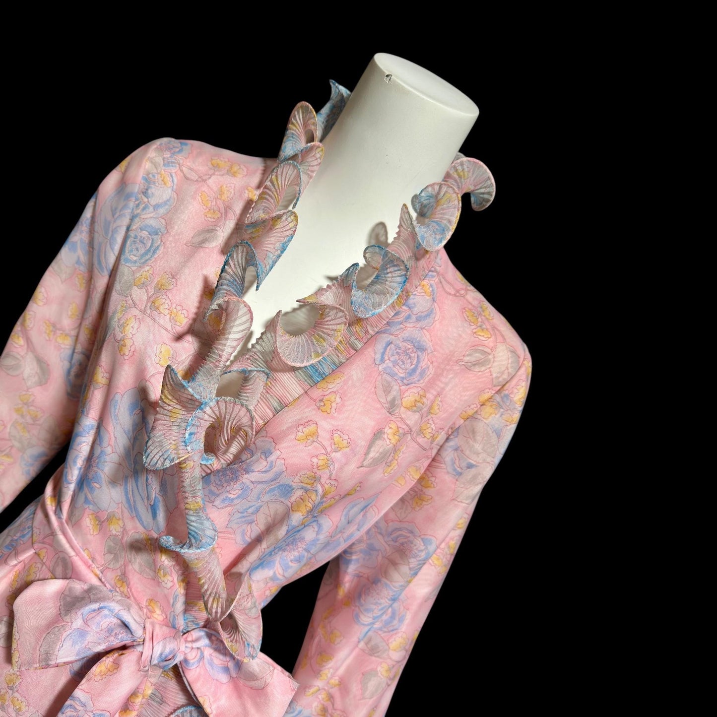 PERFECT NEGLIGEE, vintage 1960s dressing gown, soft pink & blue floral house coat lounging robe