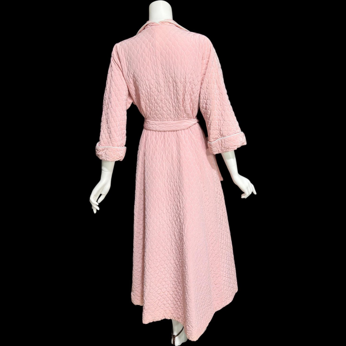 B. COHEN vintage 1940s dressing gown robe, quilted baby pink wrap front housecoat