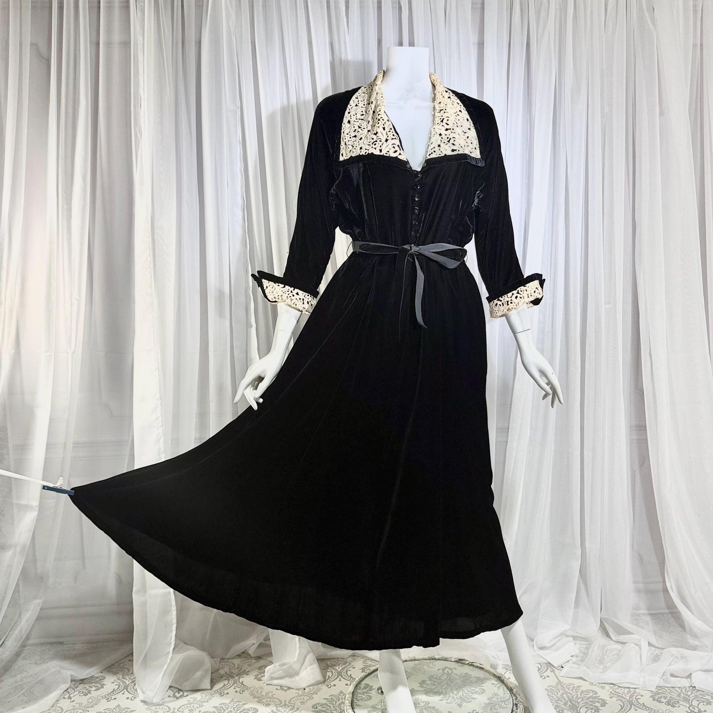 1940s Vintage Dressing Gown Robe, Black velvet maxi length hostess gown