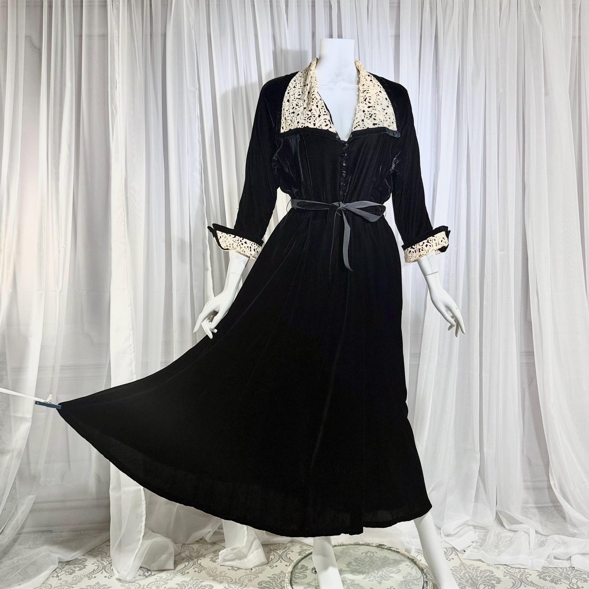 1940s Vintage Dressing Gown Robe, Black velvet maxi length hostess gown