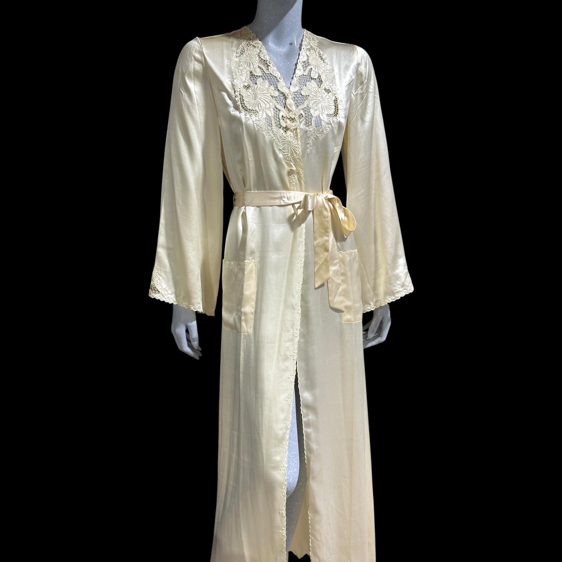 PEONY vintage 1950s dressing gown robe, 100% silk creamy white embroidered robe house coat