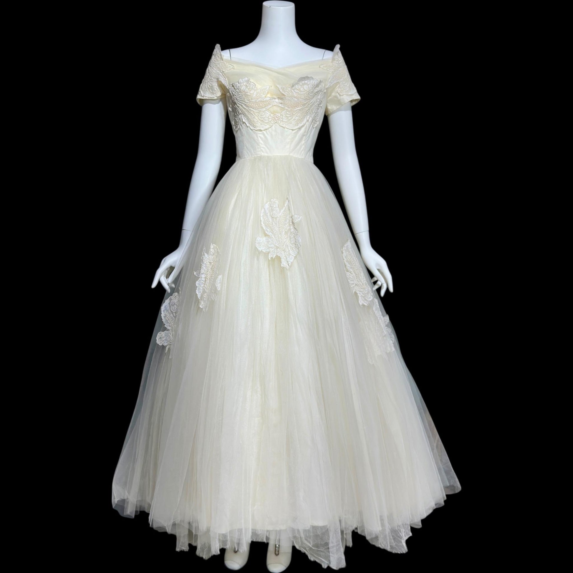 1950s vintage wedding dress, white cupcake tulle and lace full length bridal ball gown