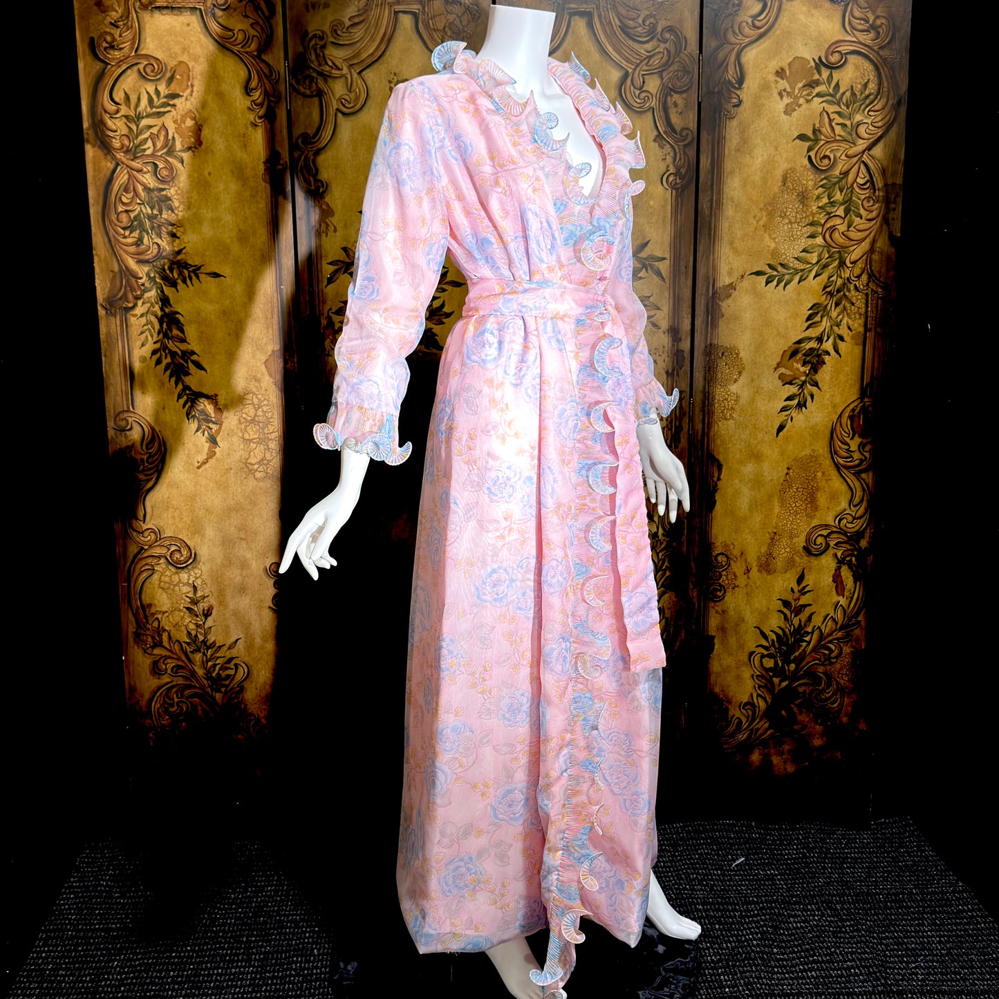 PERFECT NEGLIGEE, vintage 1960s dressing gown, soft pink & blue floral house coat lounging robe