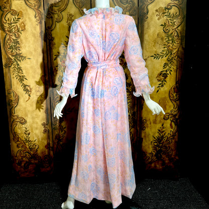 PERFECT NEGLIGEE, vintage 1960s dressing gown, soft pink & blue floral house coat lounging robe