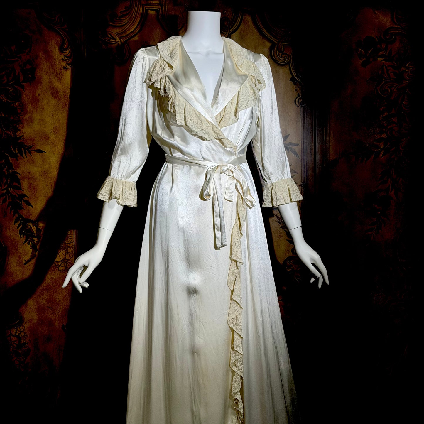 1930s Vintage Dressing Gown Robe, White Shiny Liquid Satin Lace Loungewear Robe