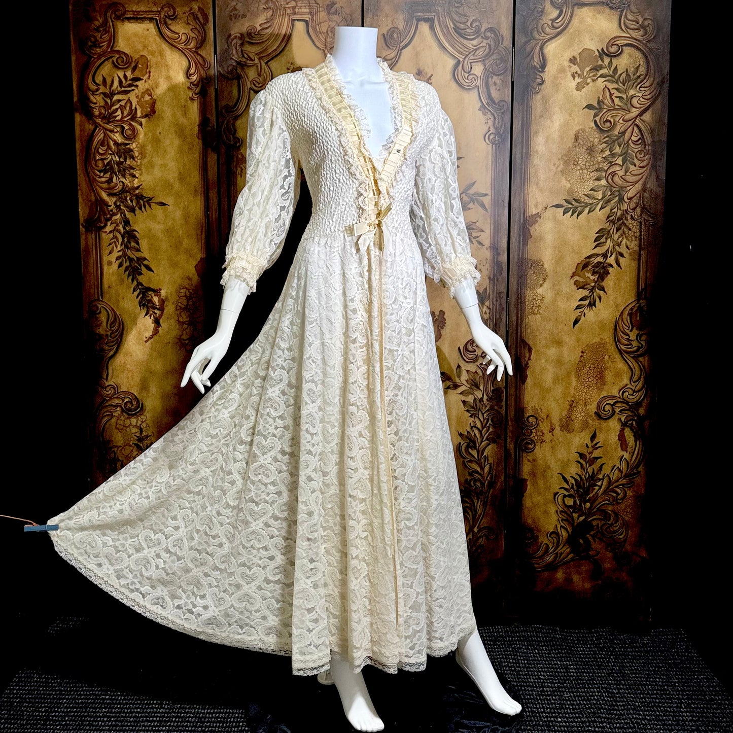 ODETTE BARSA vintage dressing gown robe, 1950s white smocked elastic bridal housecoat, Large