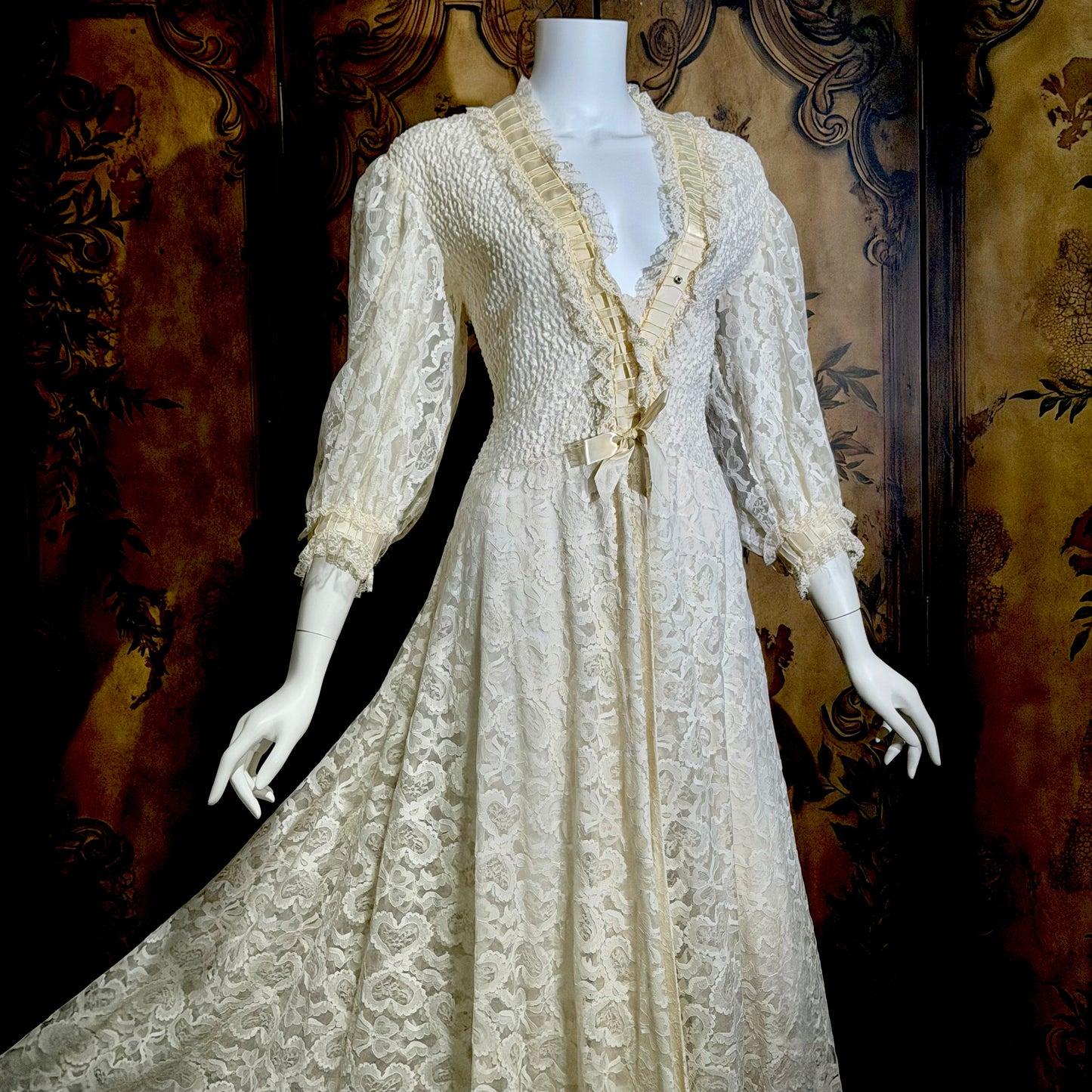 ODETTE BARSA vintage dressing gown robe, 1950s white smocked elastic bridal housecoat, Large