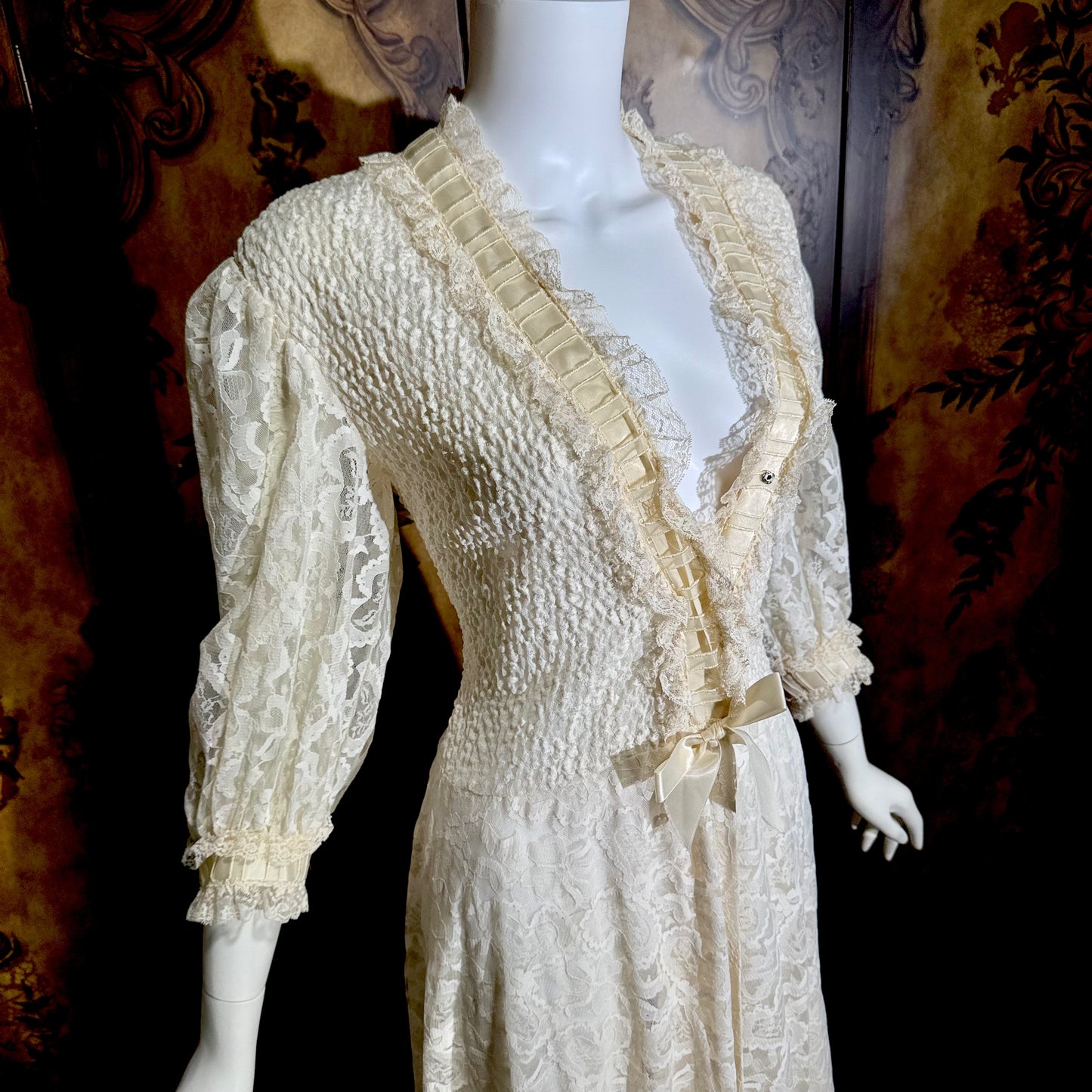 ODETTE BARSA vintage dressing gown robe, 1950s white smocked elastic bridal housecoat, Large