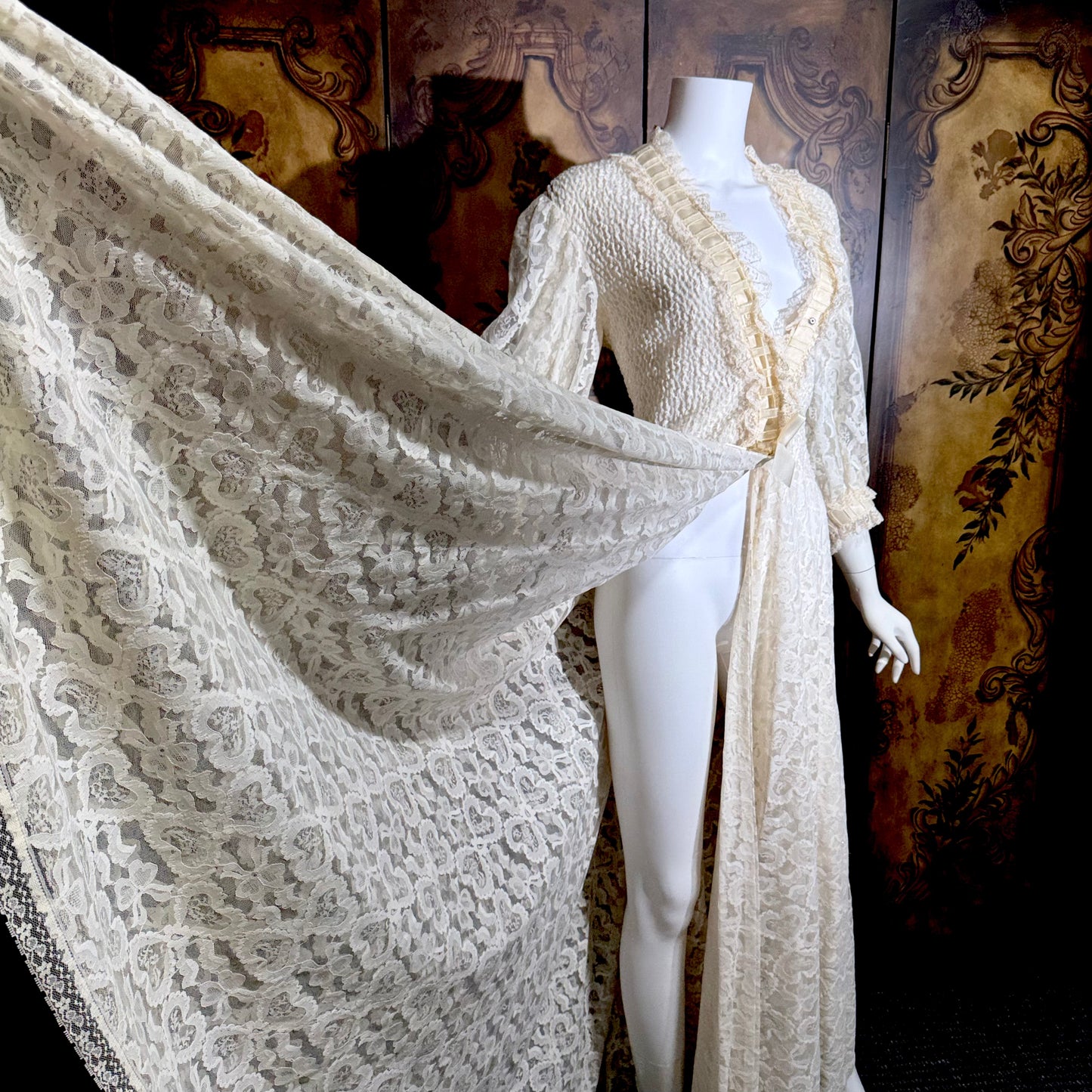 ODETTE BARSA vintage dressing gown robe, 1950s white smocked elastic bridal housecoat, Large
