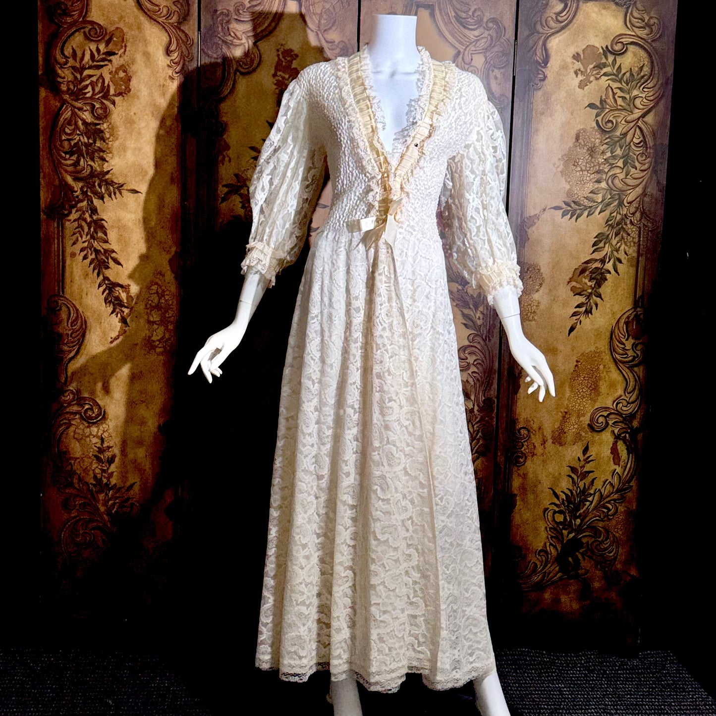 ODETTE BARSA vintage dressing gown robe, 1950s white smocked elastic bridal housecoat, Large
