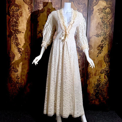 ODETTE BARSA vintage dressing gown robe, 1950s white smocked elastic bridal housecoat, Large