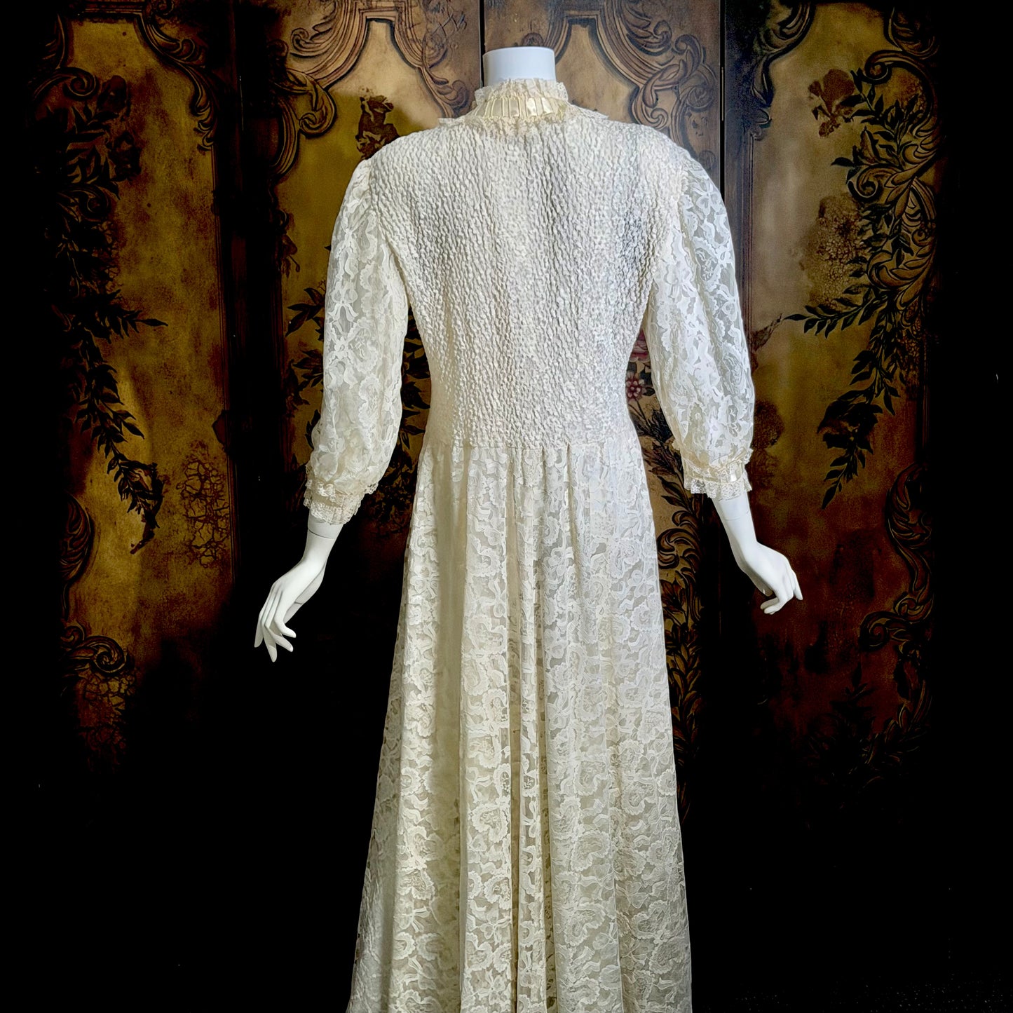 ODETTE BARSA vintage dressing gown robe, 1950s white smocked elastic bridal housecoat, Large