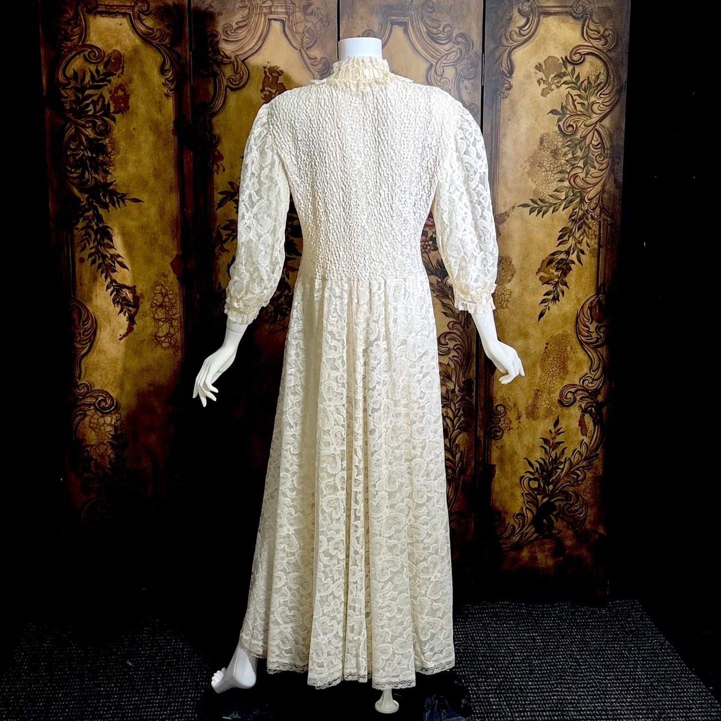 ODETTE BARSA vintage dressing gown robe, 1950s white smocked elastic bridal housecoat, Large