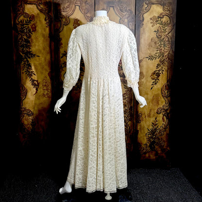 ODETTE BARSA vintage dressing gown robe, 1950s white smocked elastic bridal housecoat, Large