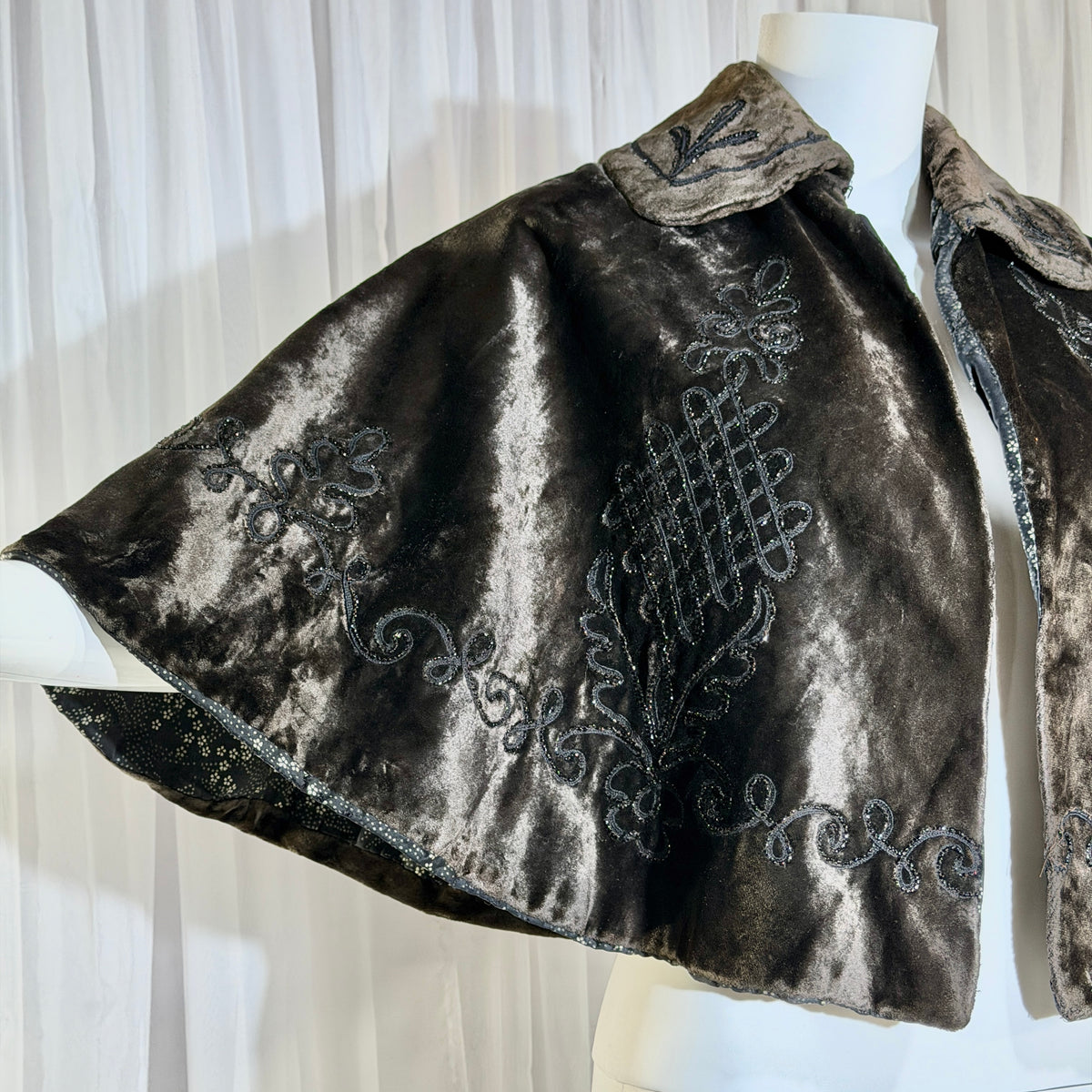 1800s Antique Victorian Short Capelet, Velvet beaded Mantelet cape, shawl, wrap