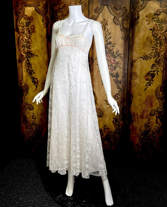 TRENDING -> WHITE  VINTAGE DRESS CLOSET