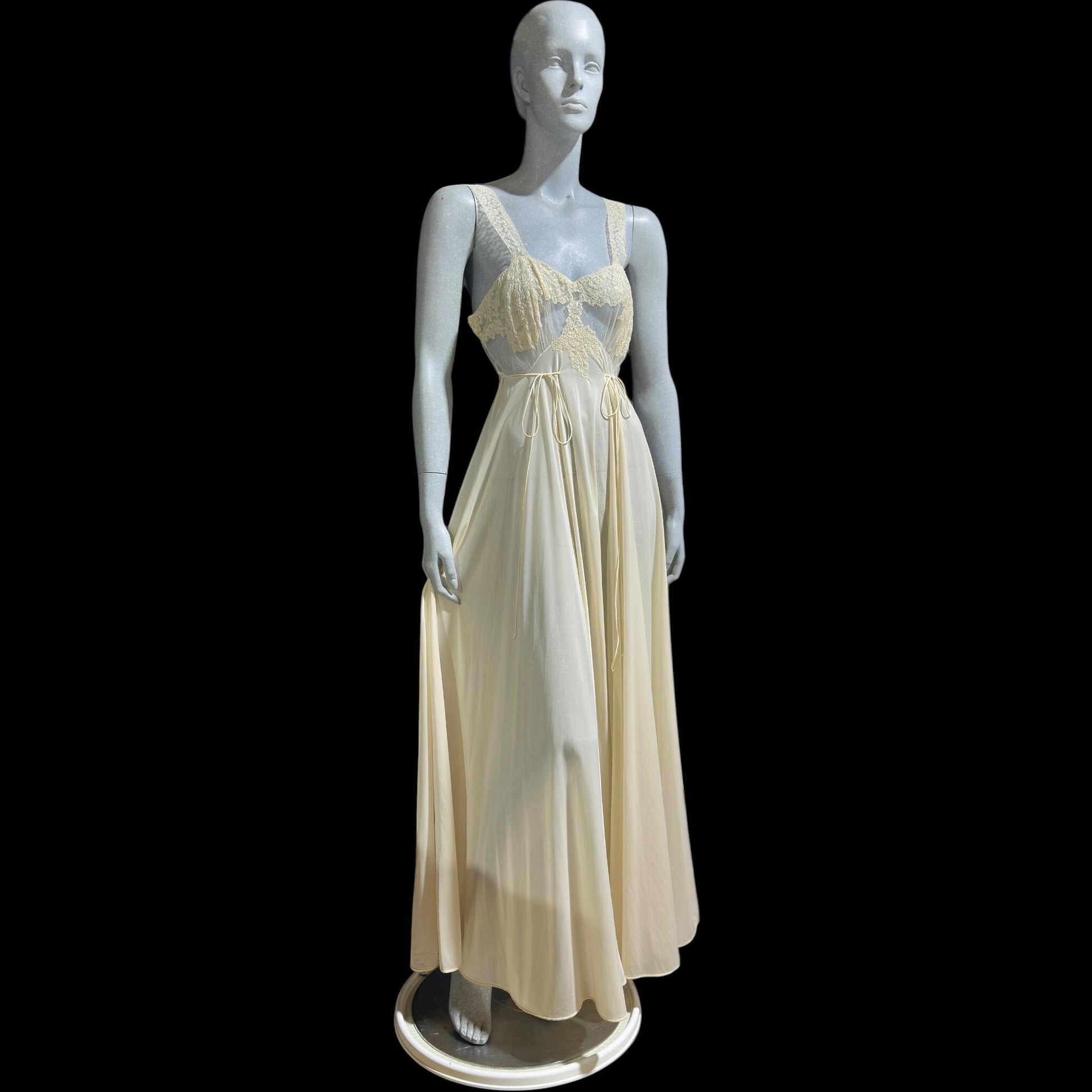 KICKERNICK Vintage 1940s Nightgown Slip dress, off White Sheer Lace full sweep lingerie dress