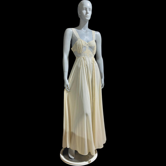 KICKERNICK Vintage 1940s Nightgown Slip dress, off White Sheer Lace full sweep lingerie dress