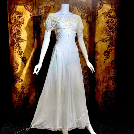 TRENDING -> WHITE VINTAGE DRESS CLOSET TRENDING -> WHITE VINTAGE DRESS CLOSET