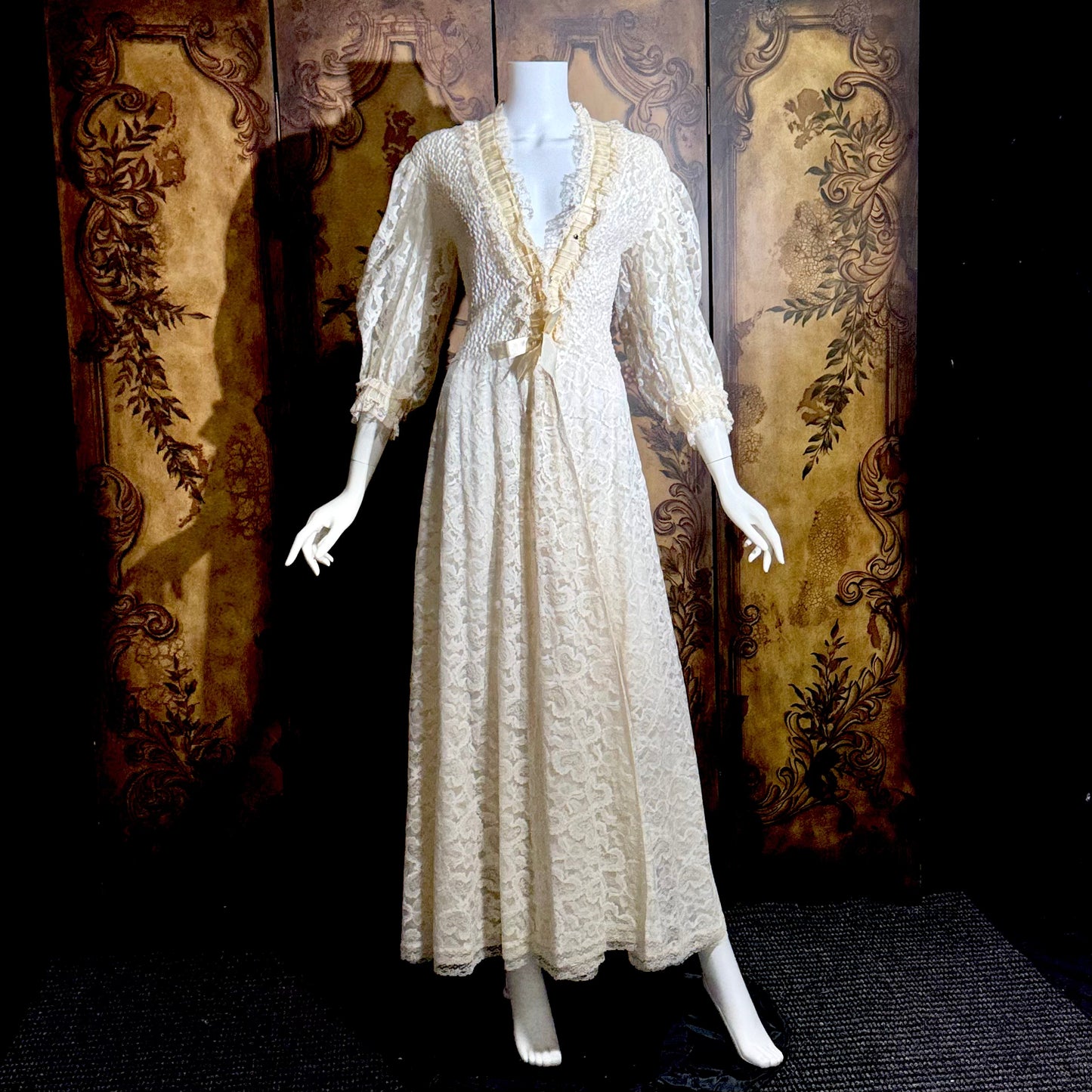 ODETTE BARSA vintage dressing gown robe, 1950s white smocked elastic bridal housecoat, Large