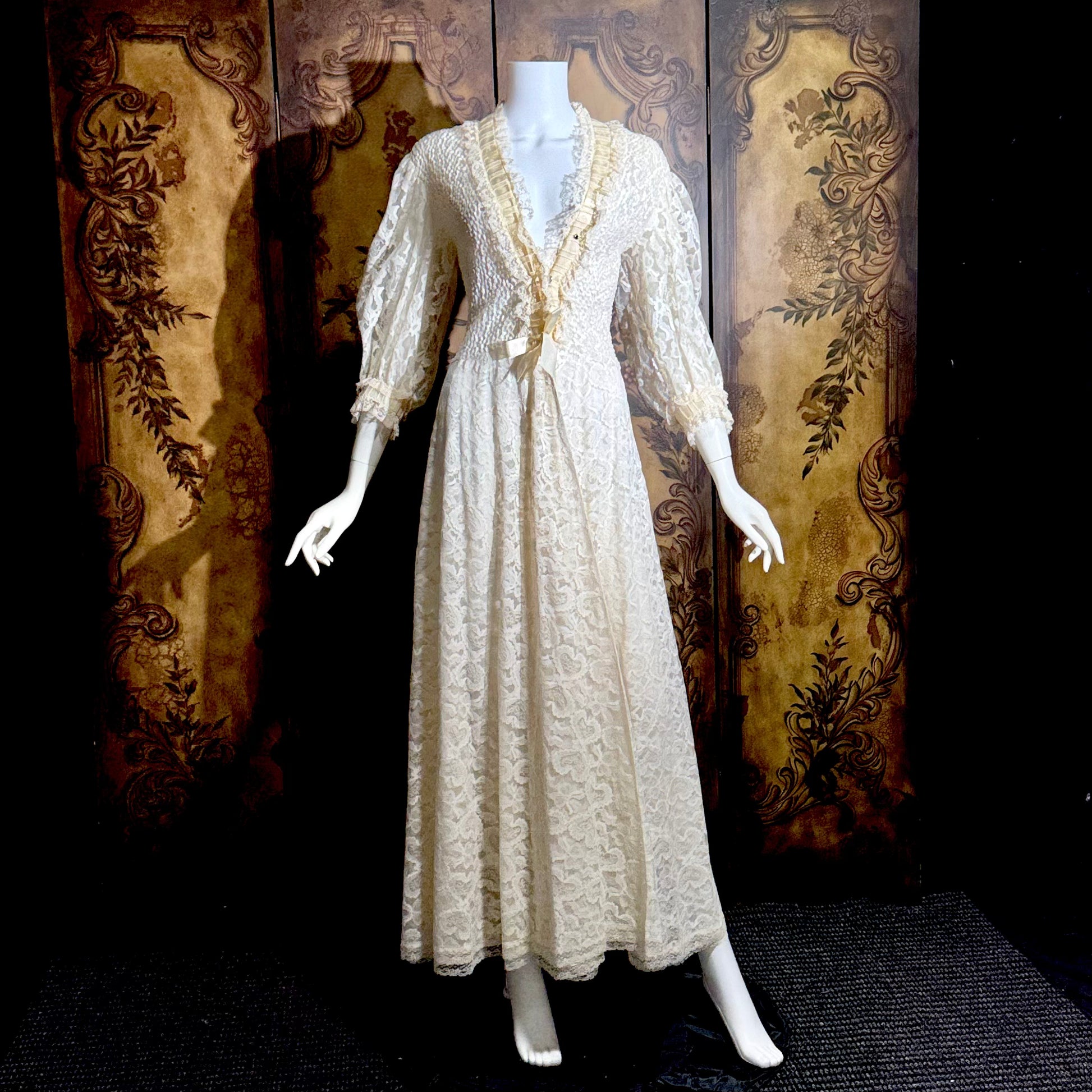 ODETTE BARSA vintage dressing gown robe, 1950s white smocked elastic bridal housecoat, Large